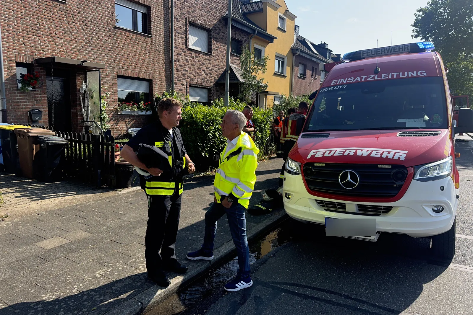 Feuerwehr Einsatzleitung Fahrzeug und Personen in Kerpen-Sindorf