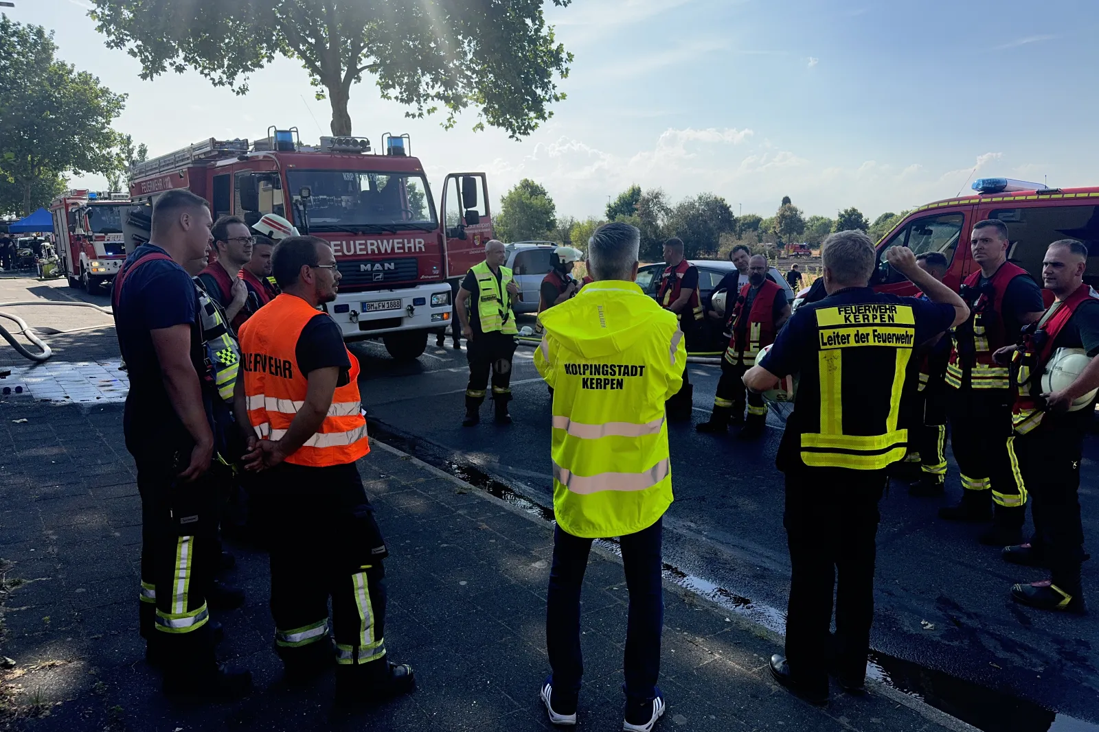 Feuerwehr Kerpen im Einsatz bei Feldbrand in Sindorf