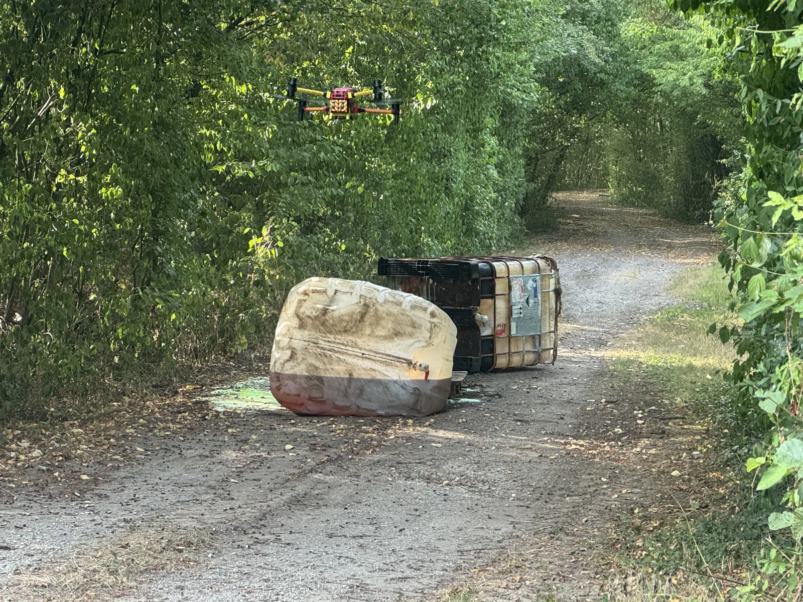 Ausgelaufene Container auf Weg an L163 mit Drohne im Einsatz