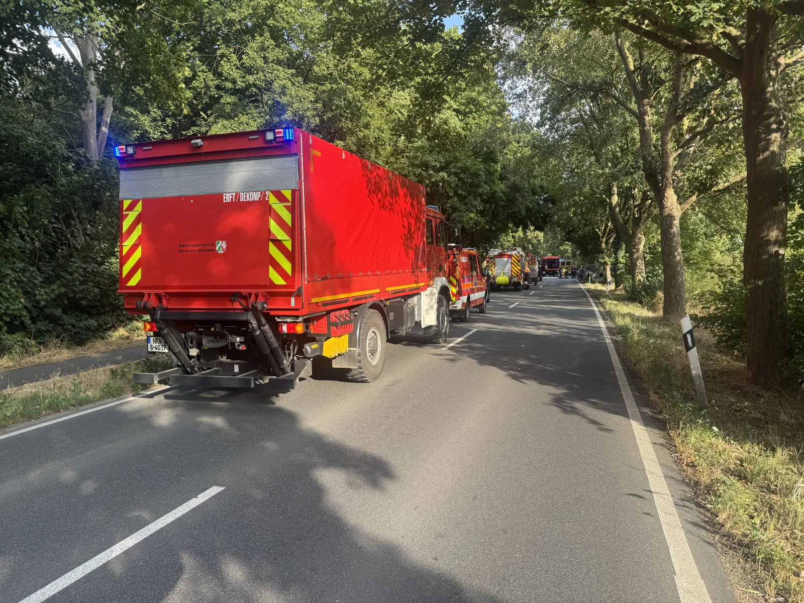 Feuerwehrfahrzeuge sichern Straße bei Einsatz an L163 in Kerpen