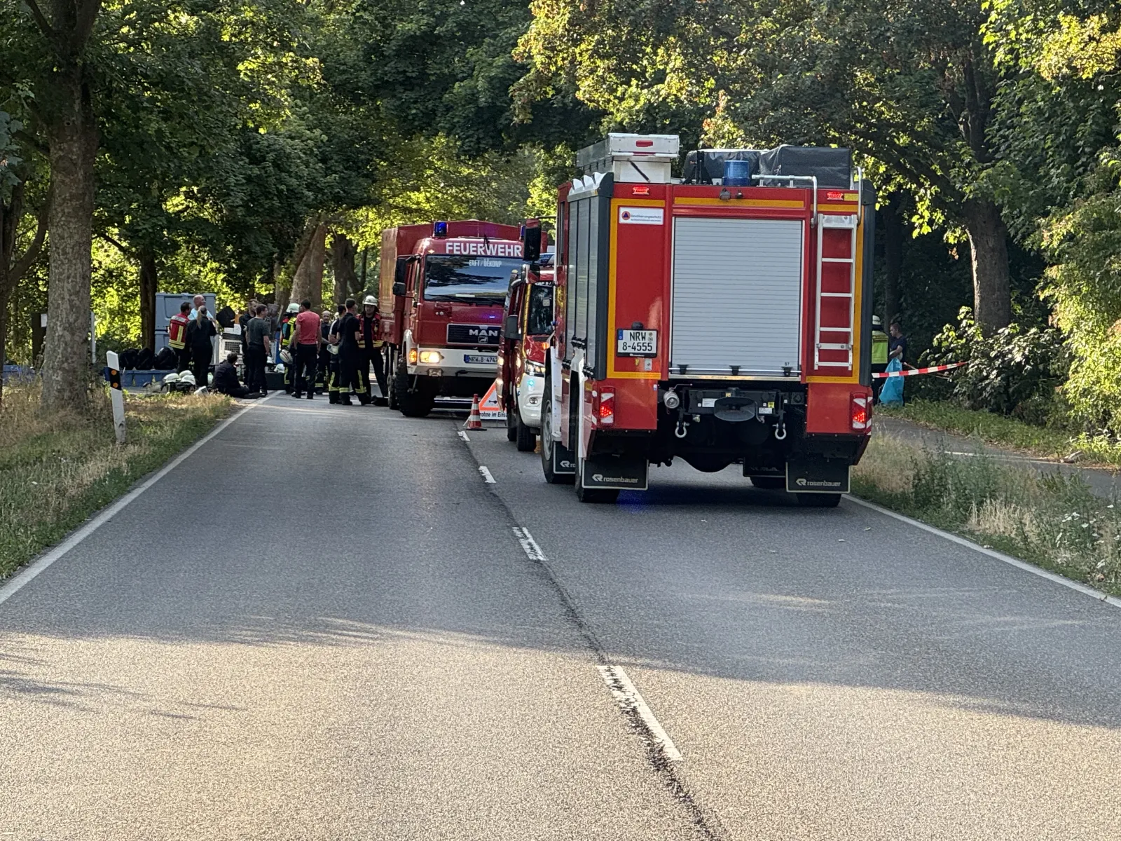 Feuerwehr und Einsatzkräfte bei Gefahrstoffeinsatz auf L163