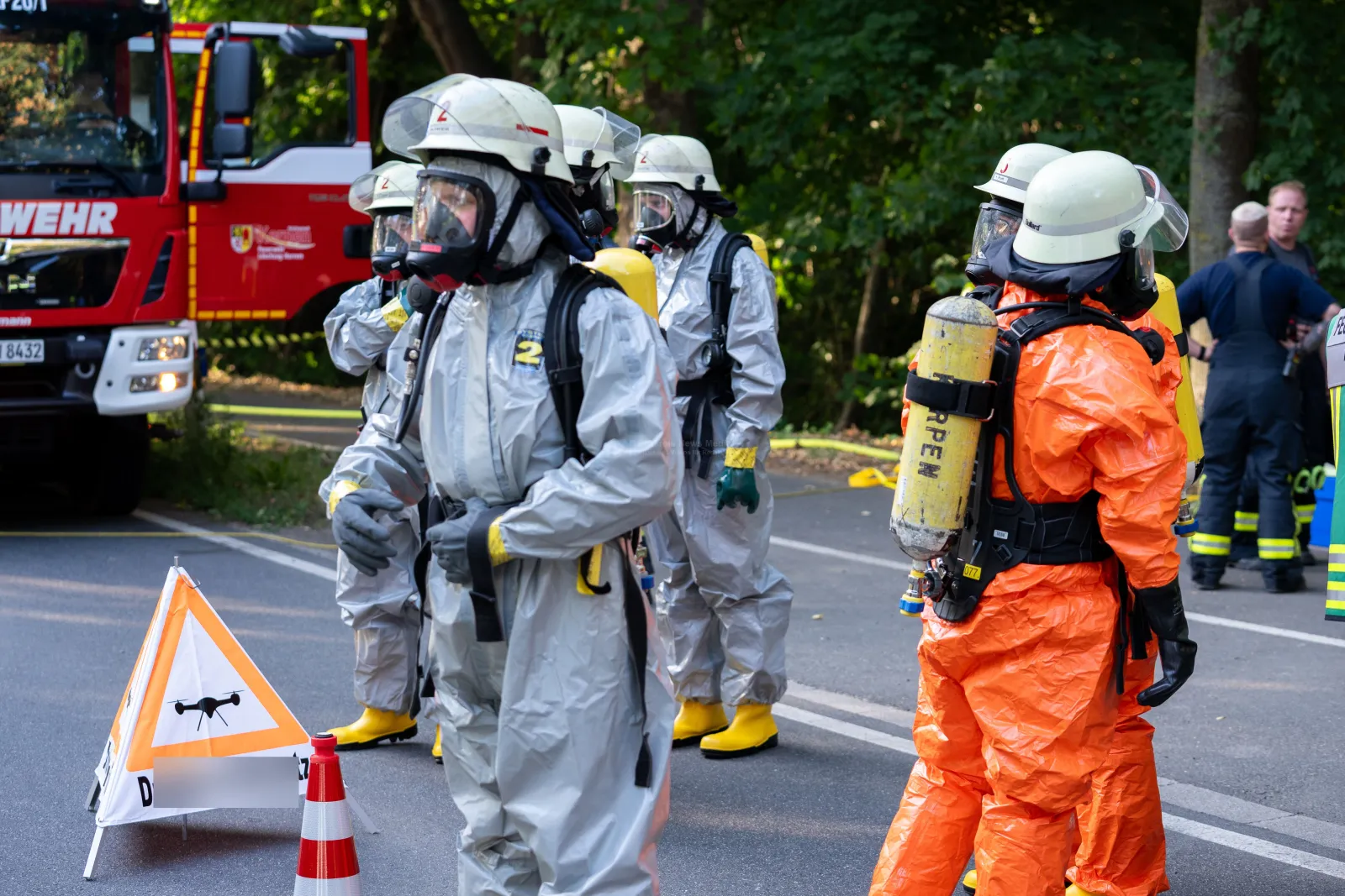 Feuerwehrleute in Schutzanzügen bei Einsatz an der L163