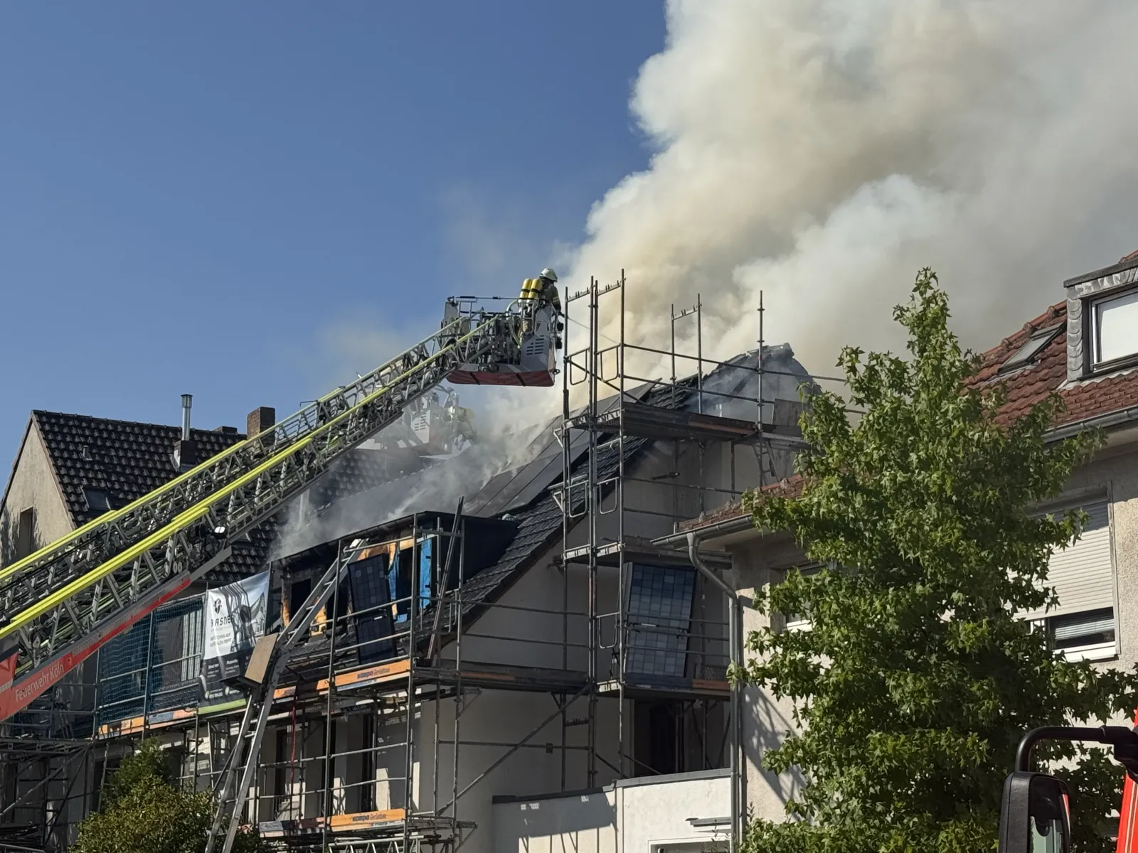 Brand einer Fotovoltaikanlage auf Dach eines Mehrfamilienhauses in Köln