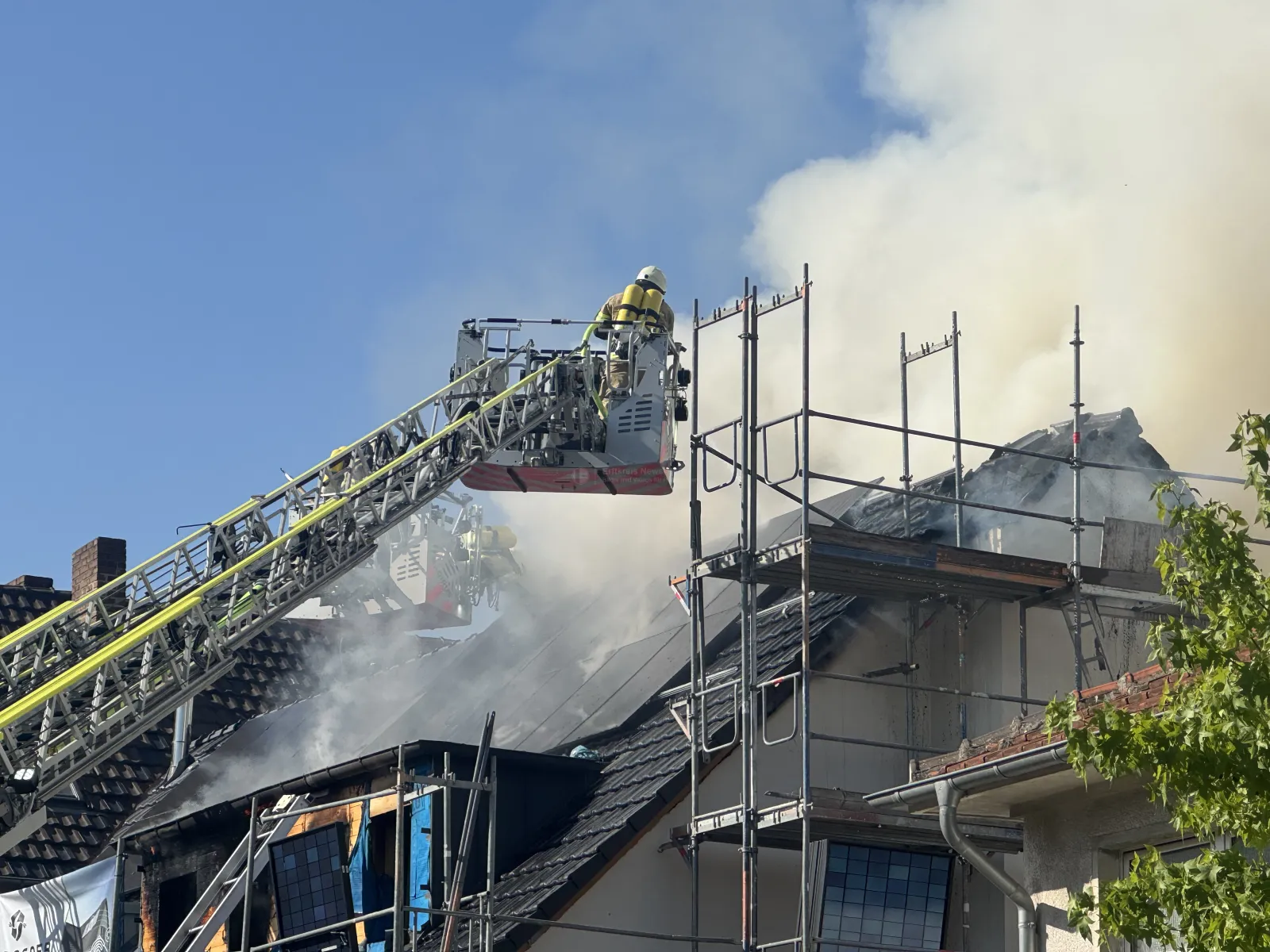 Feuerwehr löscht Brand an Mehrfamilienhaus mit Fotovoltaikanlage in Köln