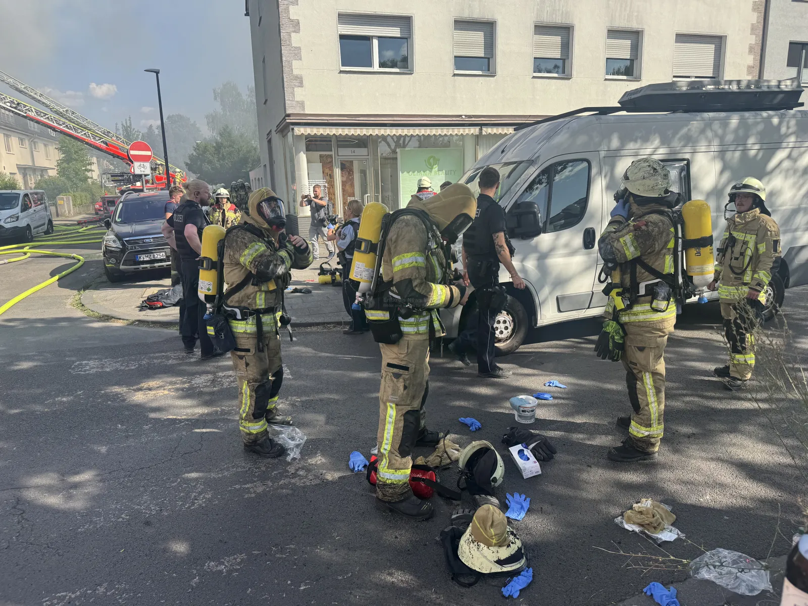 Großeinsatz der Feuerwehr bei Brand einer Fotovoltaikanlage in Köln