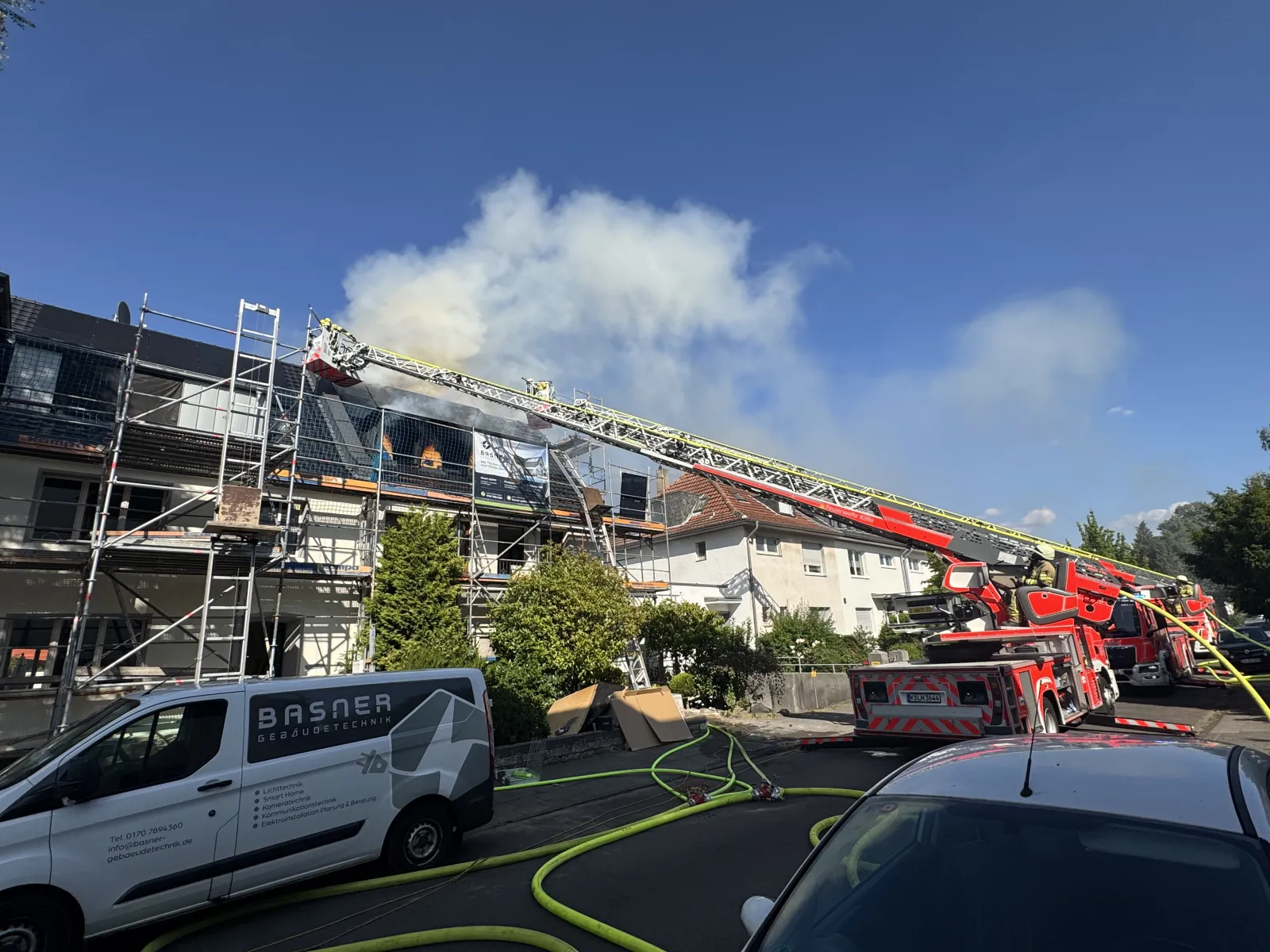 Brand einer Fotovoltaikanlage in Köln mit Einsatzkräften und Drehleiter