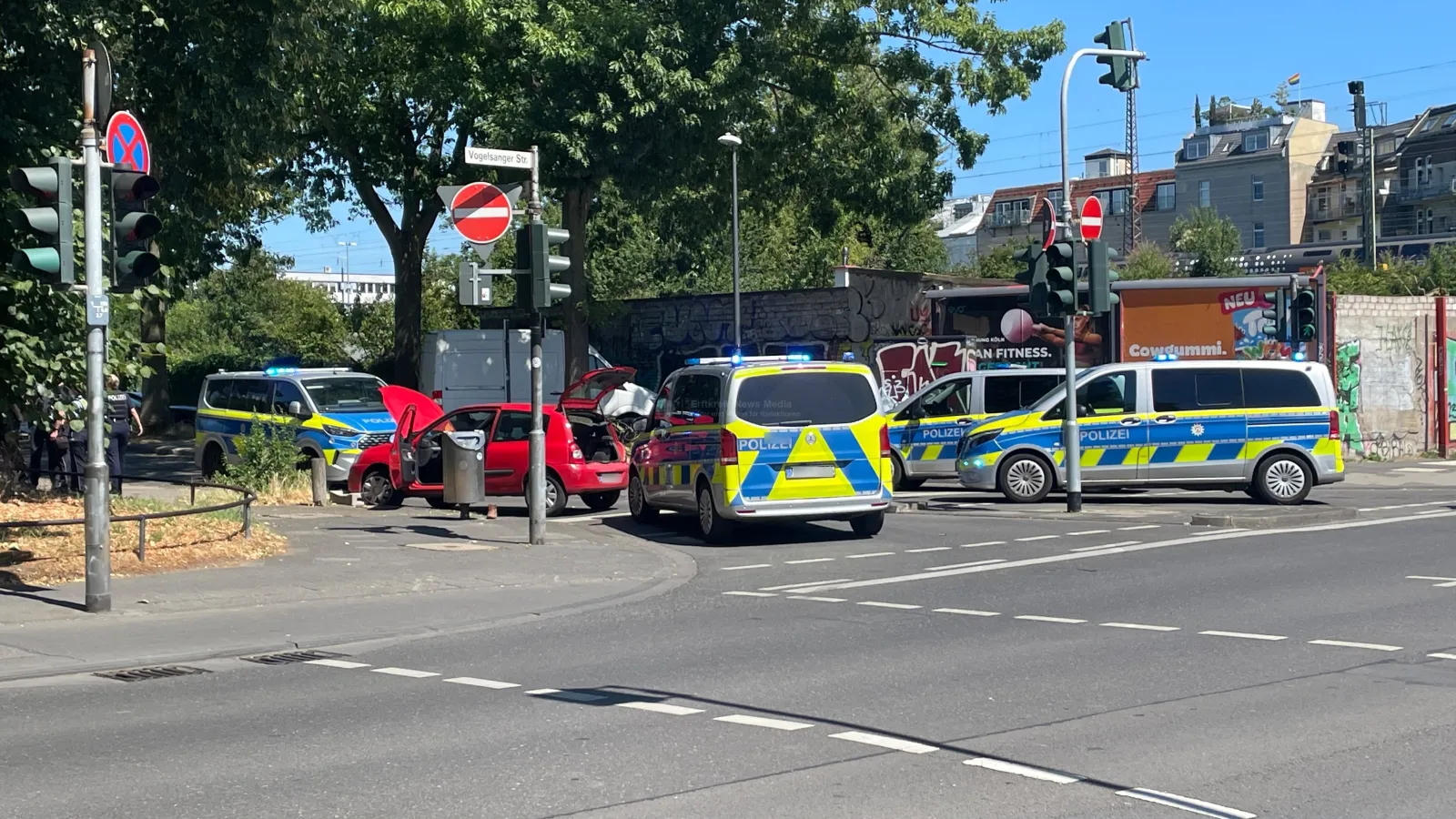 Polizeieinsatz nach Unfall in Köln mit rotem Pkw
