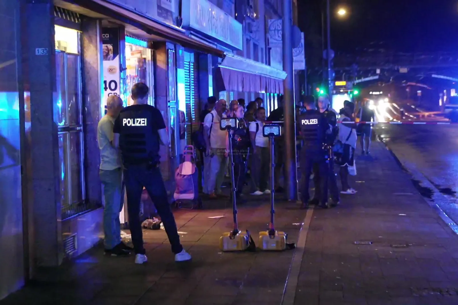 Polizeieinsatz bei Schüssen in Köln-Mülheim in der Berliner Straße