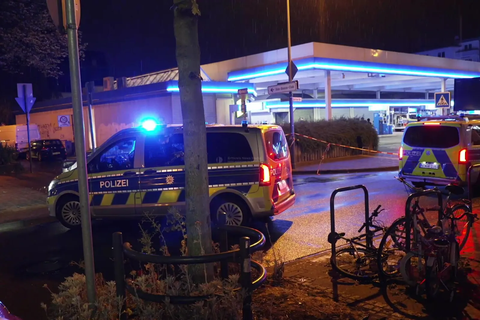 Polizeieinsatz bei Tatortabsperrung an Aral-Tankstelle in Köln-Mülheim