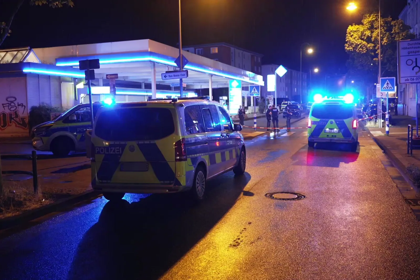 Polizeieinsatz an abgesperrter Straße in Köln-Mülheim bei Nacht