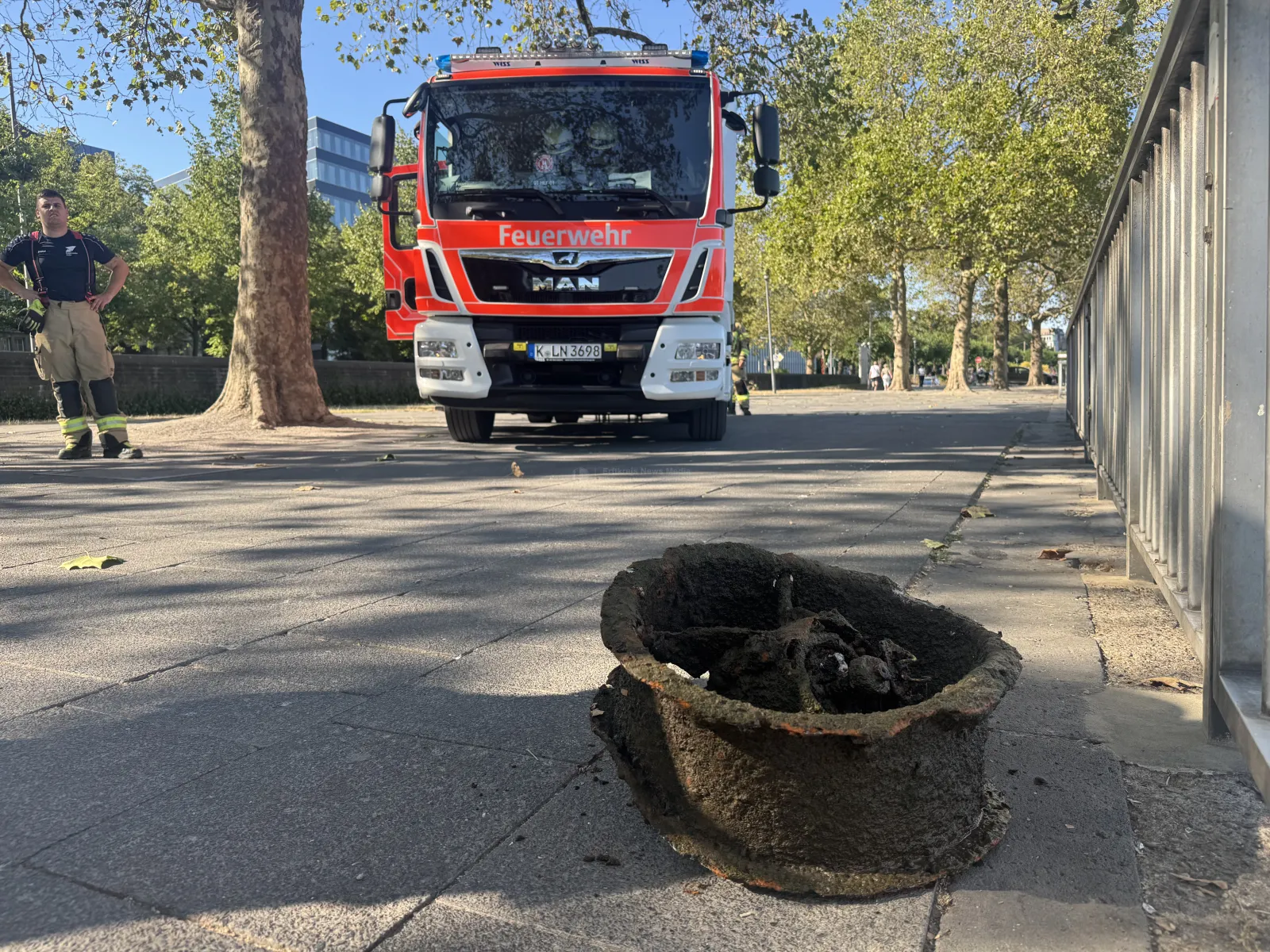 Verdächtiger Gegenstand am Rheinufer mit Feuerwehrauto und Einsatzkraft