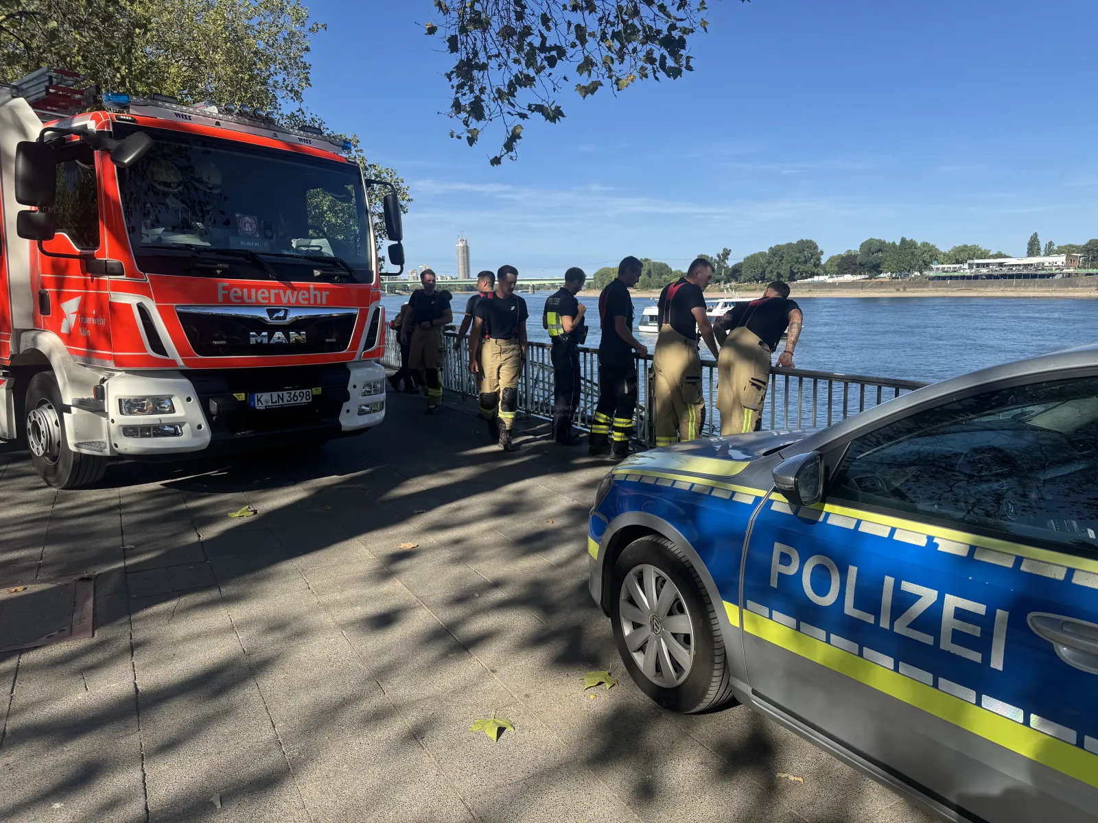Feuerwehr und Polizei am Rheinufer in Köln bei Einsatz