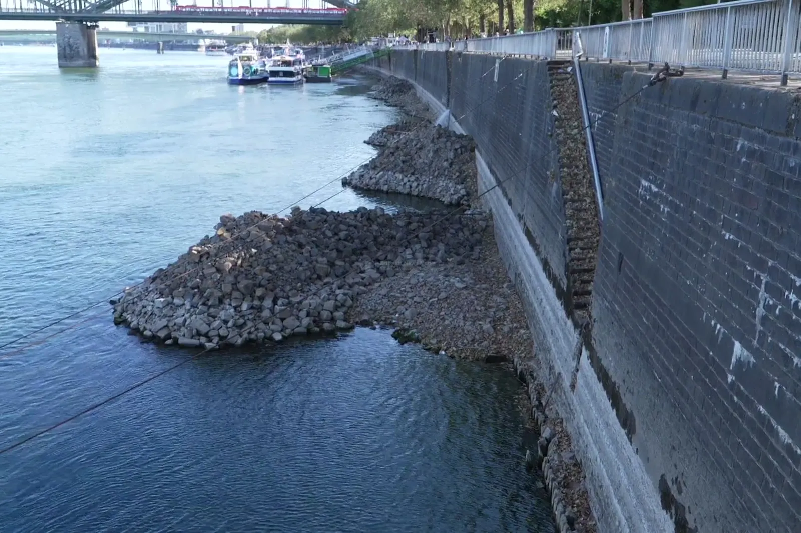 Rheinufer in Köln mit abgesenktem Wasserstand und Befestigungsmauer