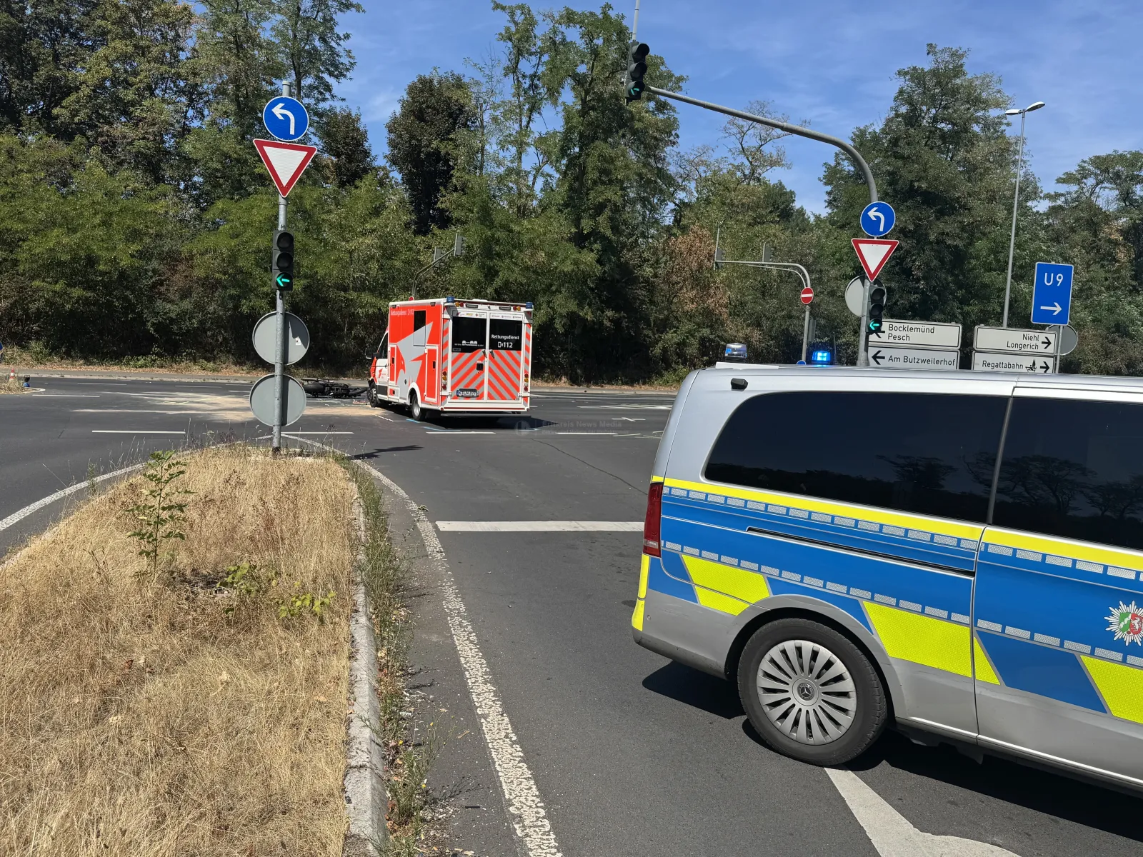 Unfallstelle mit Rettungswagen und Polizei in Köln-Longerich