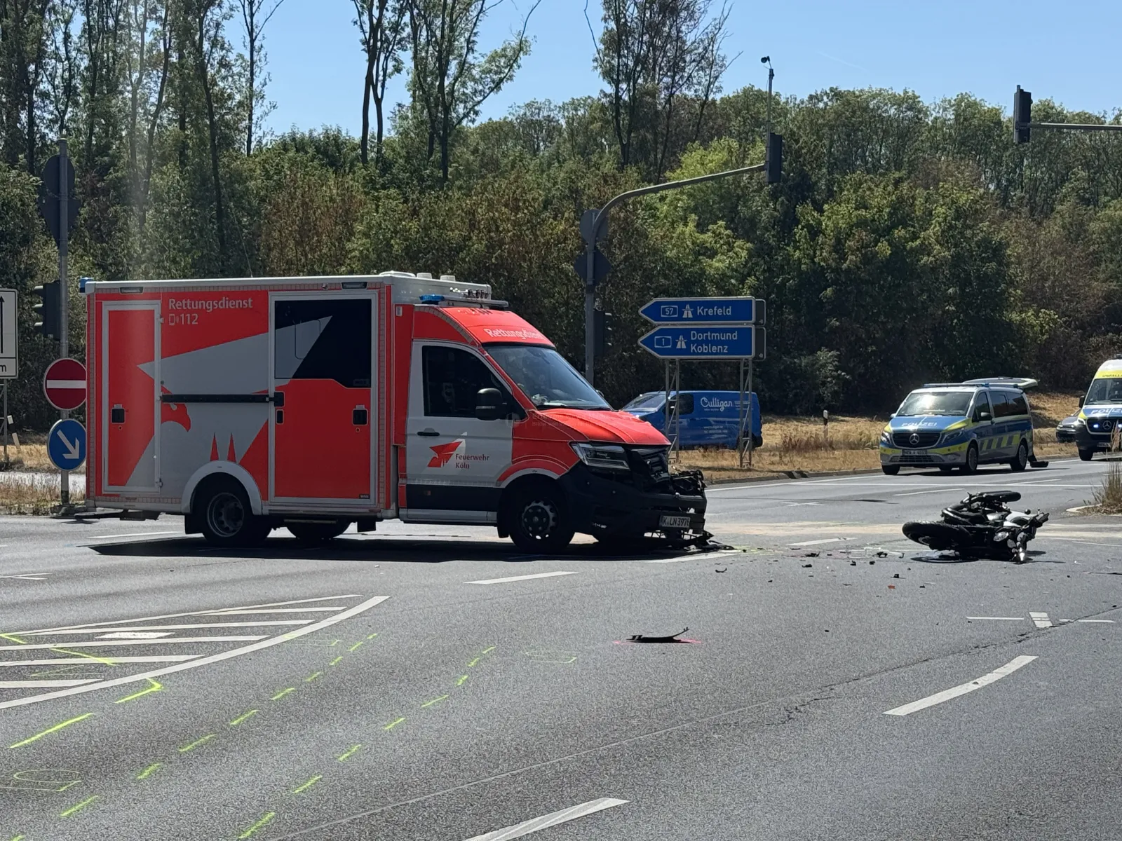 Unfall zwischen Rettungswagen und Motorrad auf Militärringstraße Köln