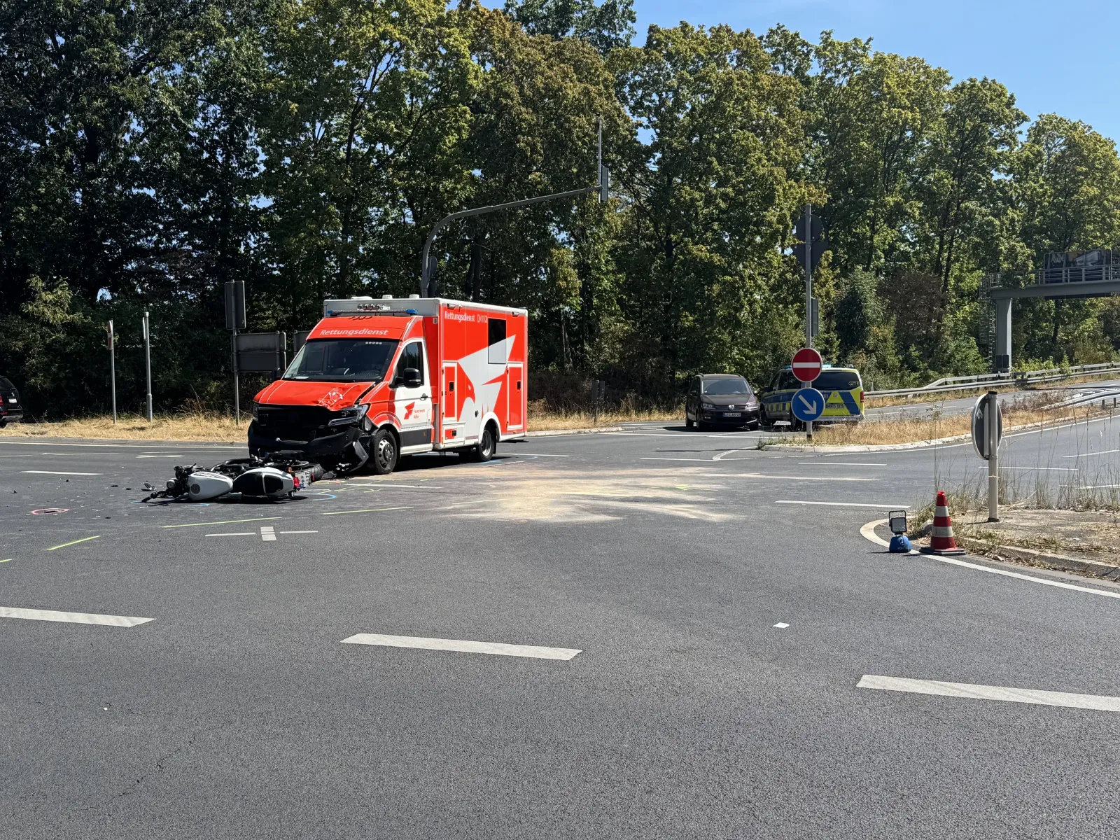 Unfall zwischen Motorrad und Rettungswagen auf Kreuzung in Köln-Longerich