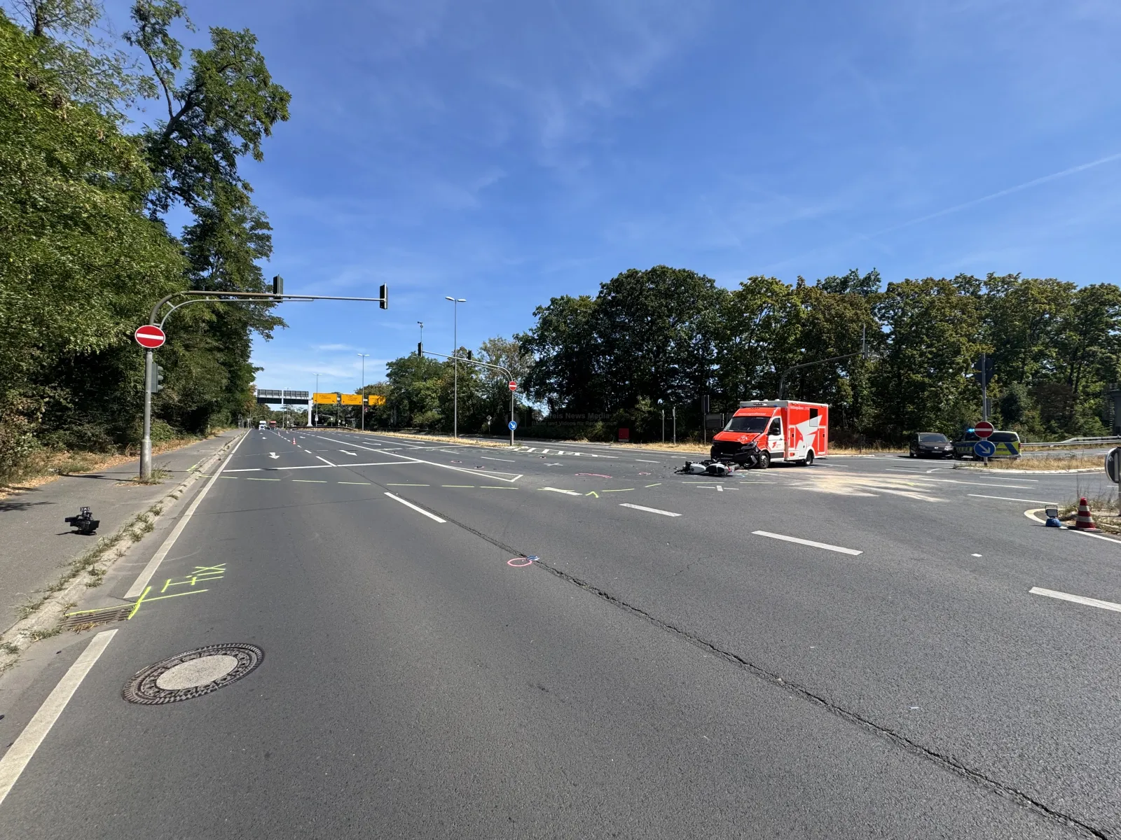 Unfallstelle mit beschädigtem Rettungswagen und Motorrad auf Militärringstraße Köln