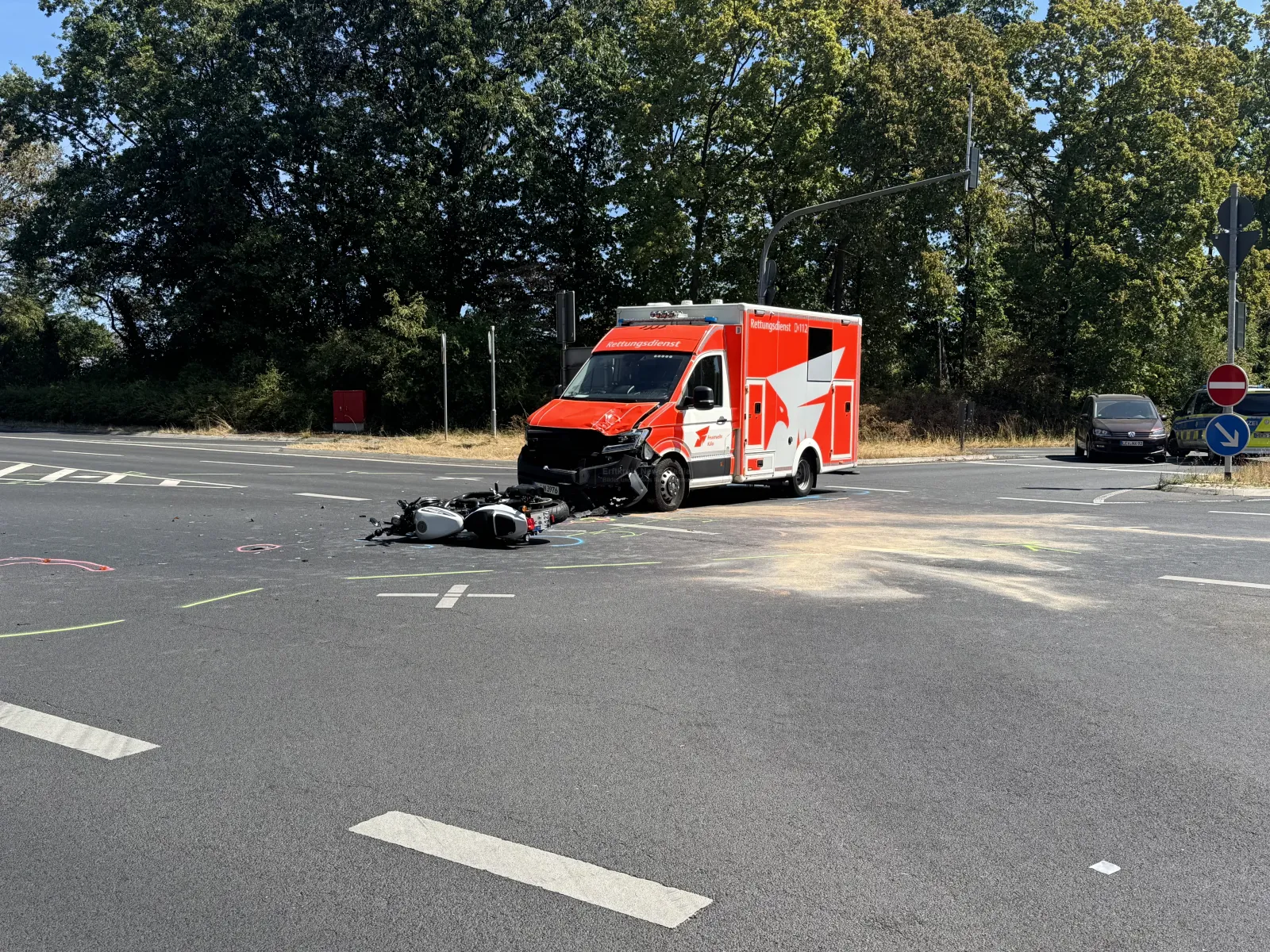 Unfall Rettungswagen kollidiert mit Motorrad in Köln-Longerich