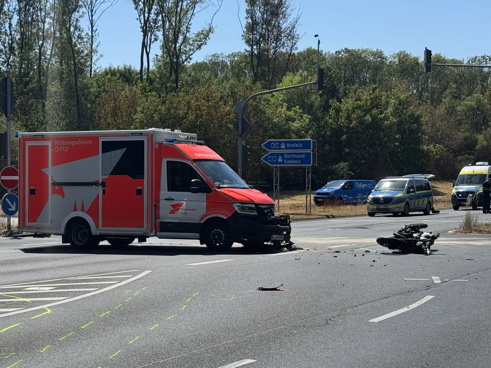 Unfallstelle mit Rettungswagen und Motorrad auf Militärringstraße Köln