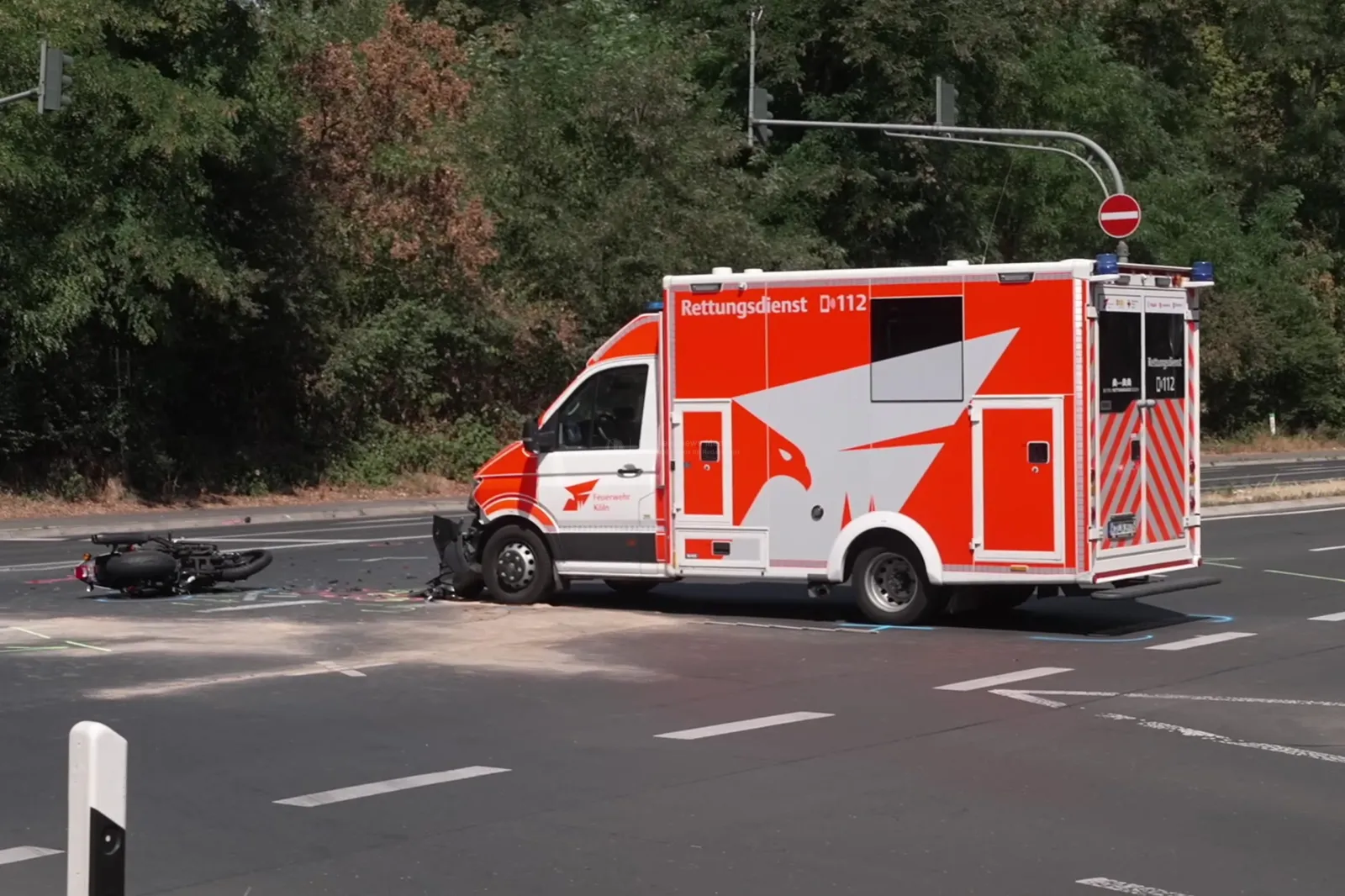 Unfall zwischen Rettungswagen und Motorrad auf Militärringstraße in Köln
