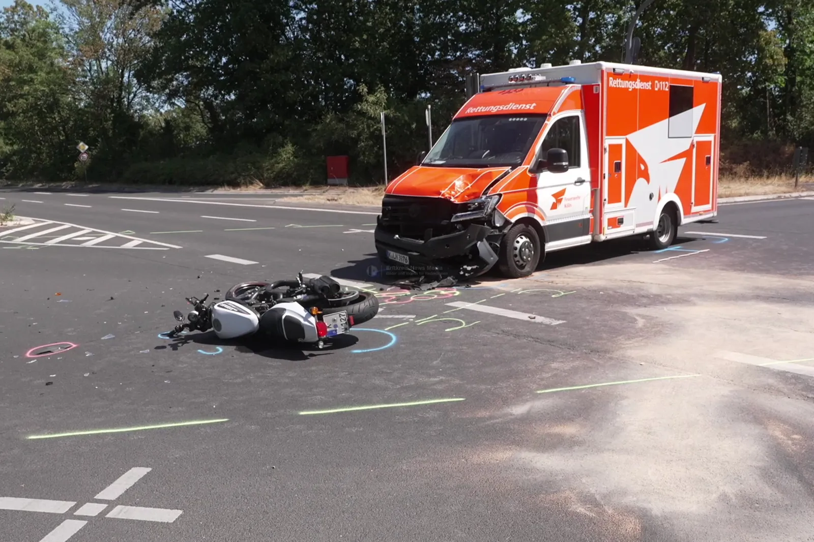 Unfall zwischen Motorrad und Rettungswagen in Köln-Longerich