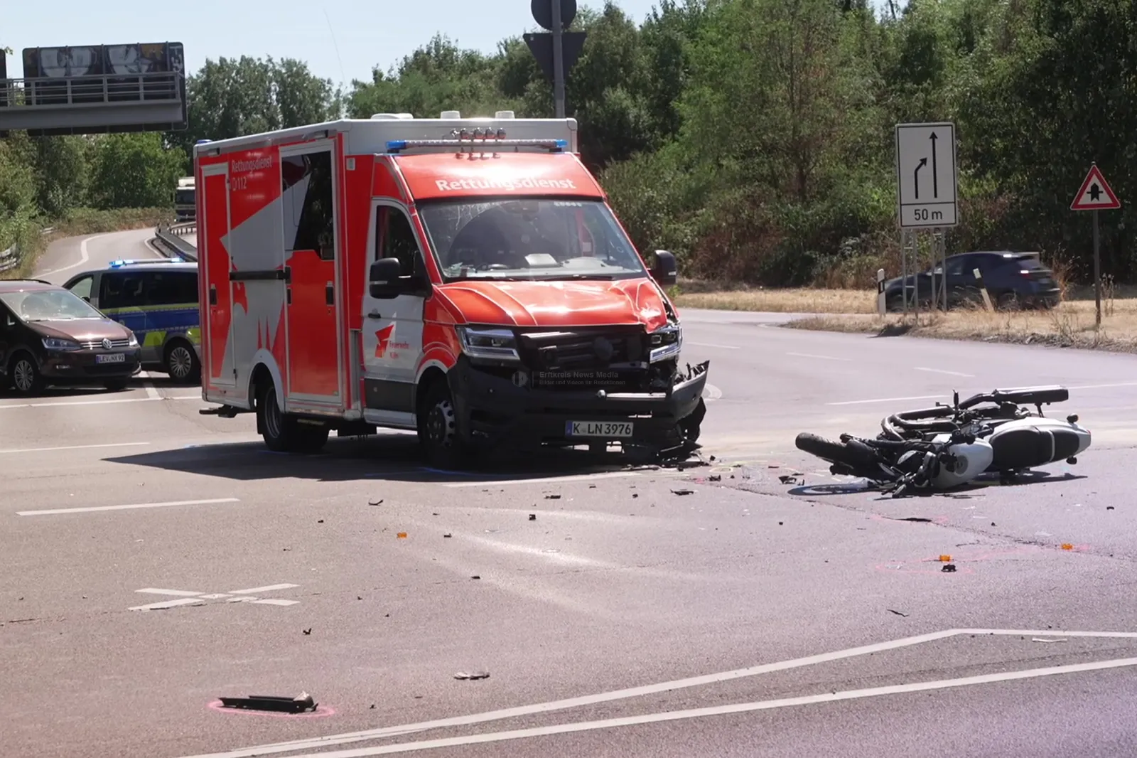Unfall zwischen Motorrad und Rettungswagen in Köln-Longerich