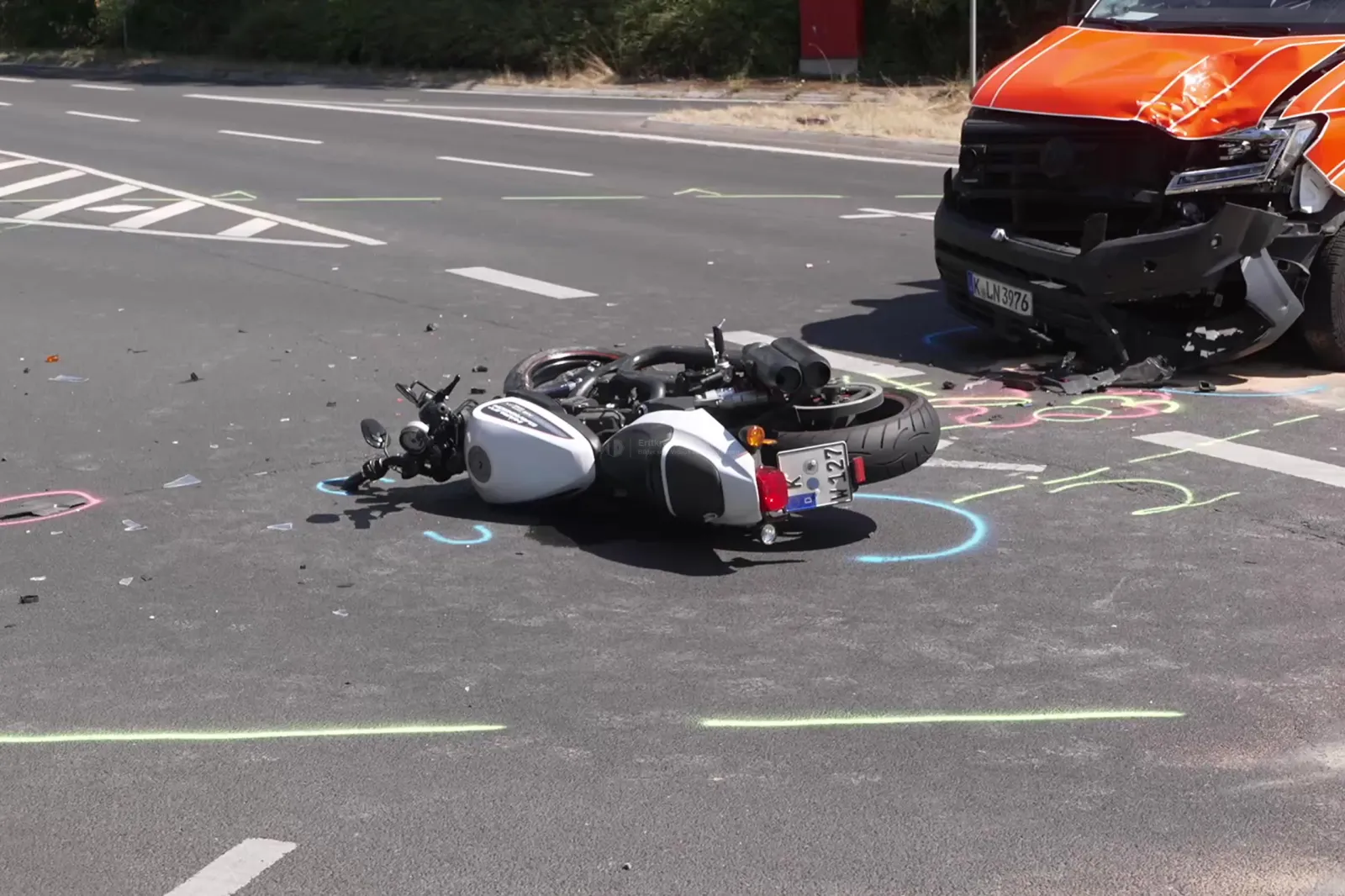 Verkehrsunfall mit Motorrad und Rettungswagen in Köln-Longerich