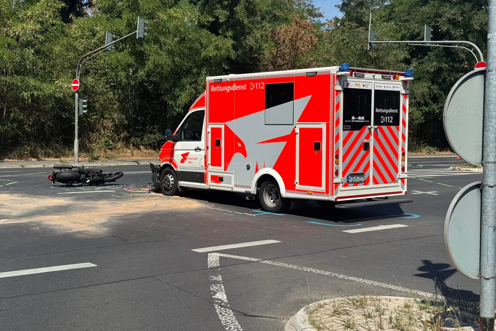 Unfallstelle Militärringstraße Köln mit Rettungswagen und umgefallenem Motorrad