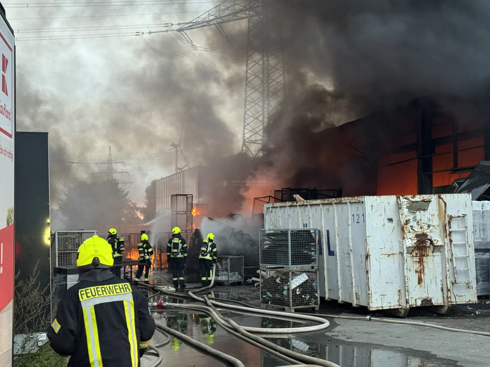 Feuerwehr Bergheim bekämpft Brand in Lagerhalle