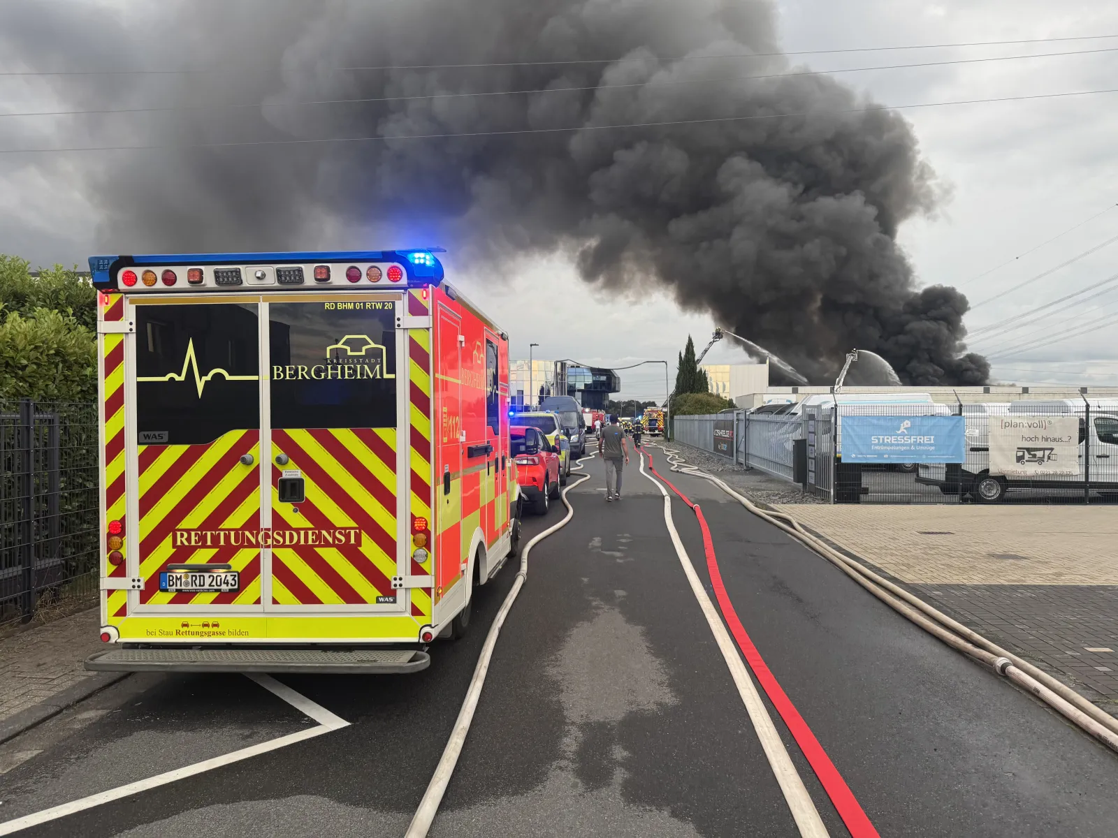 Feuerwehr Bergheim im Einsatz bei Lagerhallenbrand mit starker Rauchentwicklung