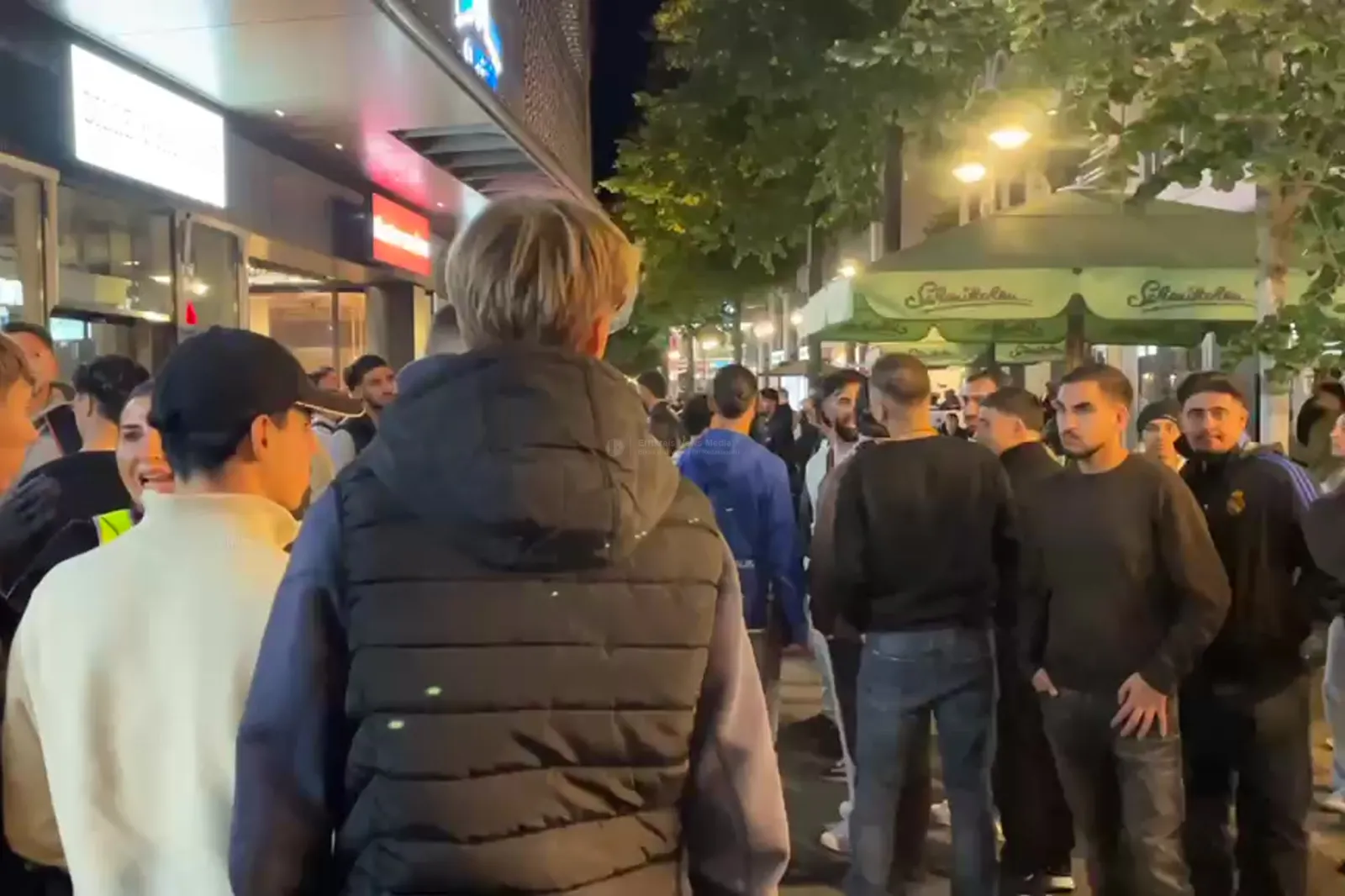Andrang vor neuem Hähnchen-Imbiss in Kölner Innenstadt