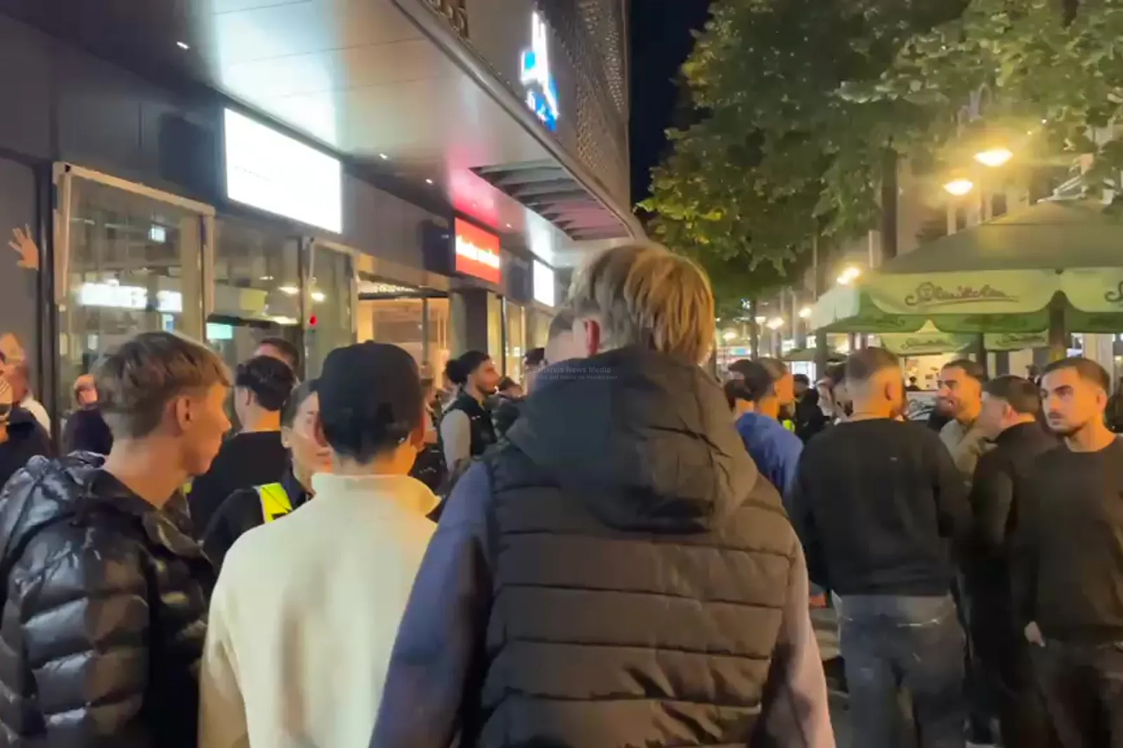 Andrang vor neuem Hähnchen-Imbiss in der Kölner Innenstadt
