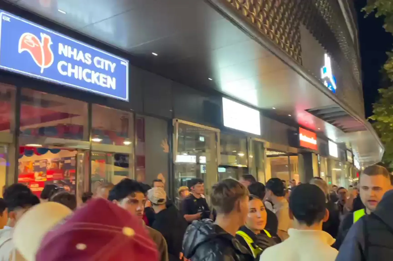 Andrang vor neuem Hähnchen-Imbiss in Köln