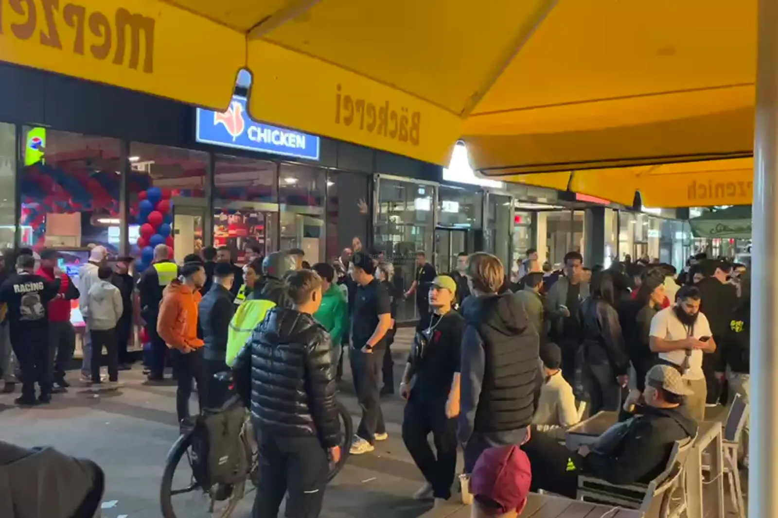 Andrang vor neuem Hähnchen-Imbiss in Köln