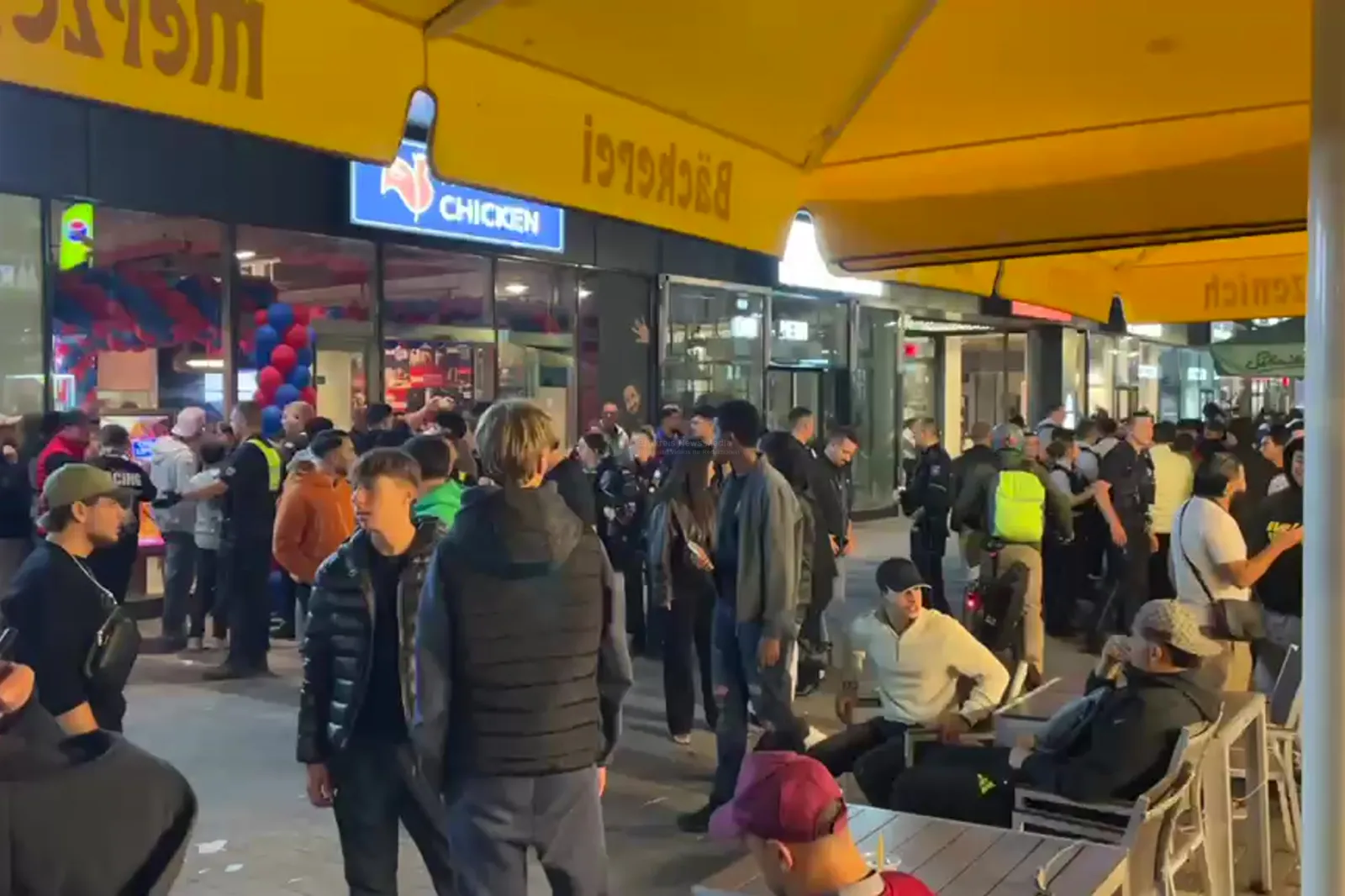 Andrang vor Hähnchen-Imbiss in Kölner Innenstadt mit Polizei und Ordnungsamt