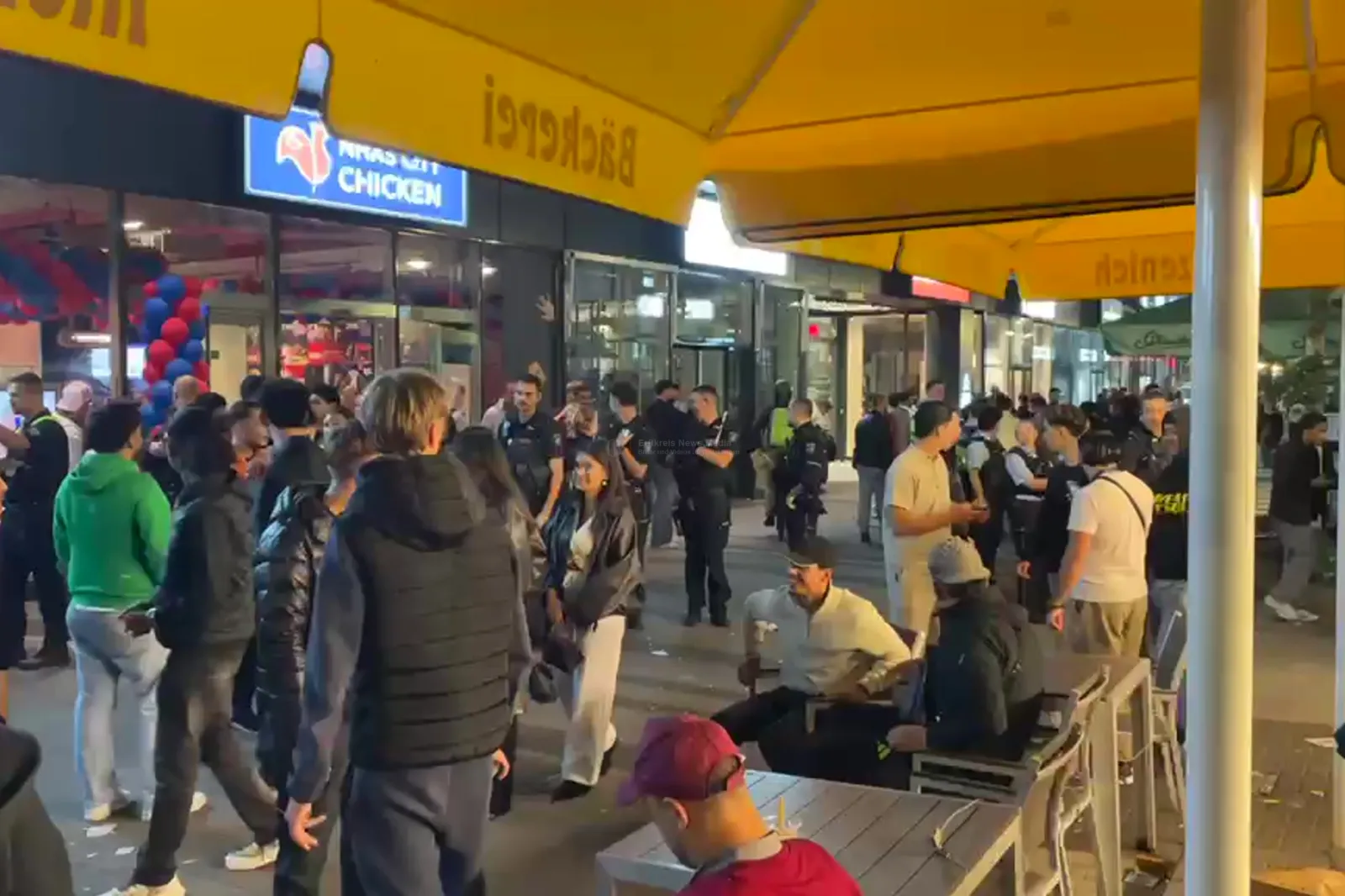 Andrang und Polizeieinsatz vor neuem Hähnchen-Imbiss Nhas City Chicken in Köln