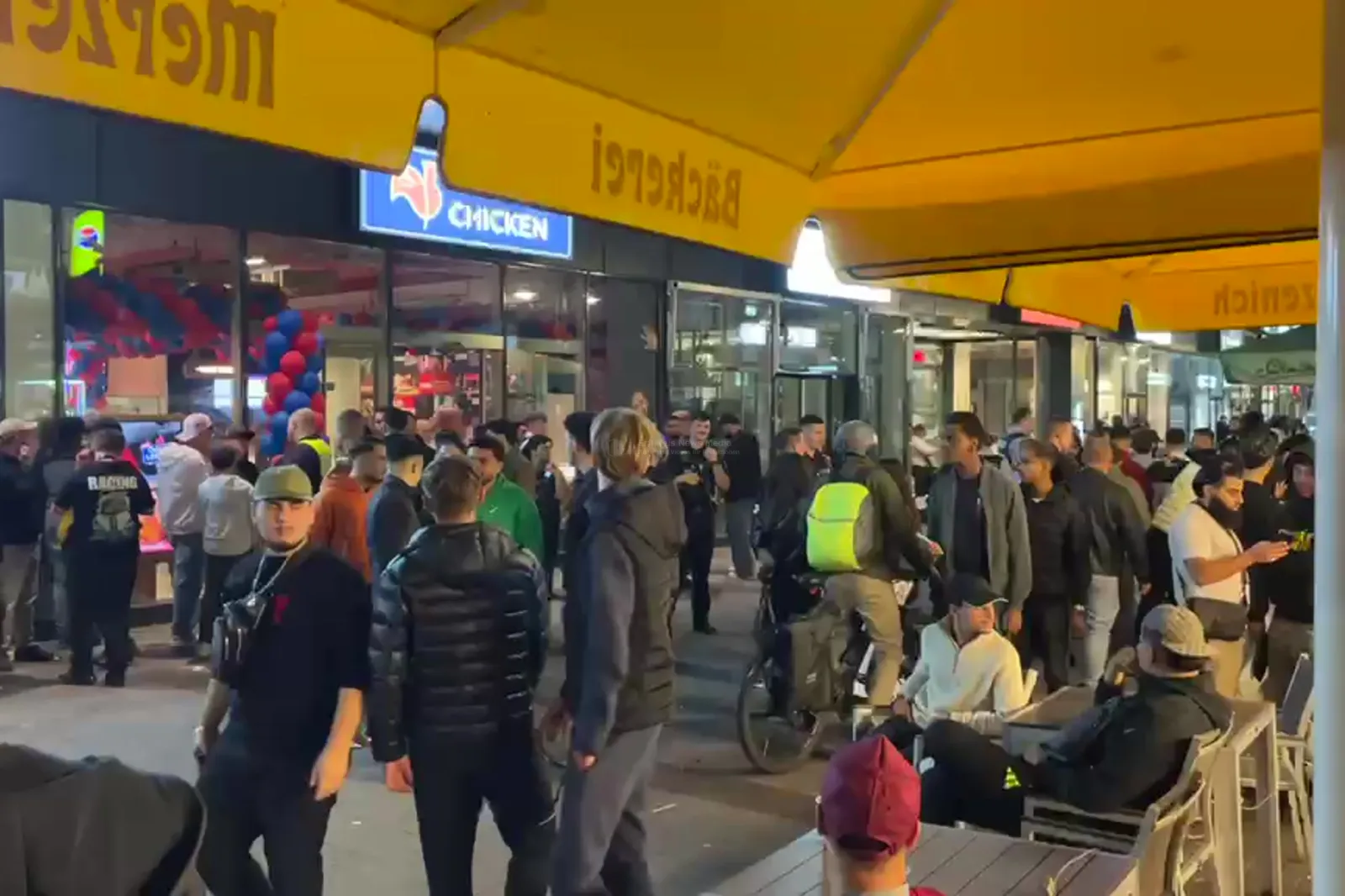 Andrang vor „Nhas City Chicken“ in Köln