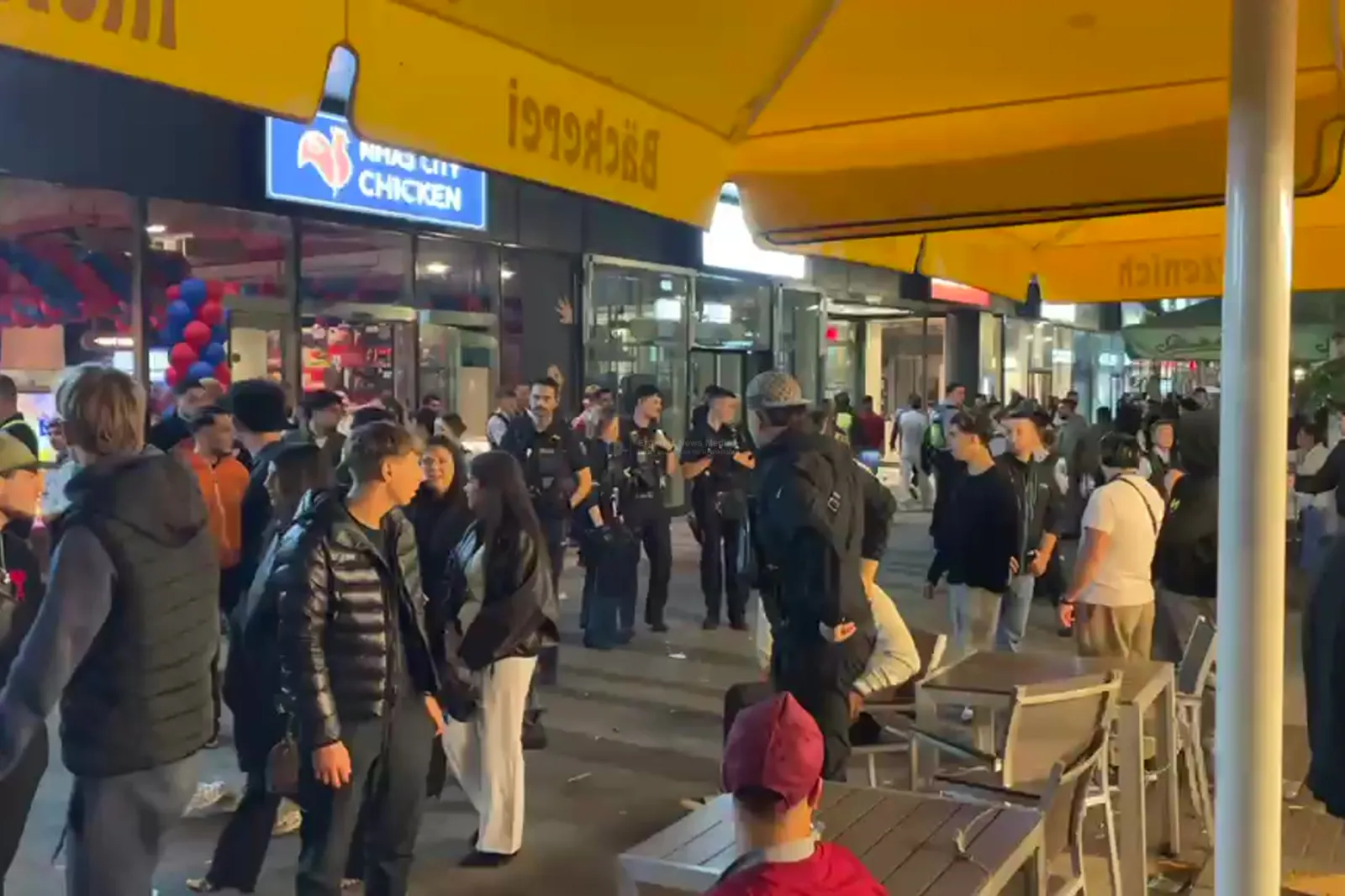 Andrang vor neuem Hähnchen-Imbiss in Köln mit Polizei und Ordnungsamt