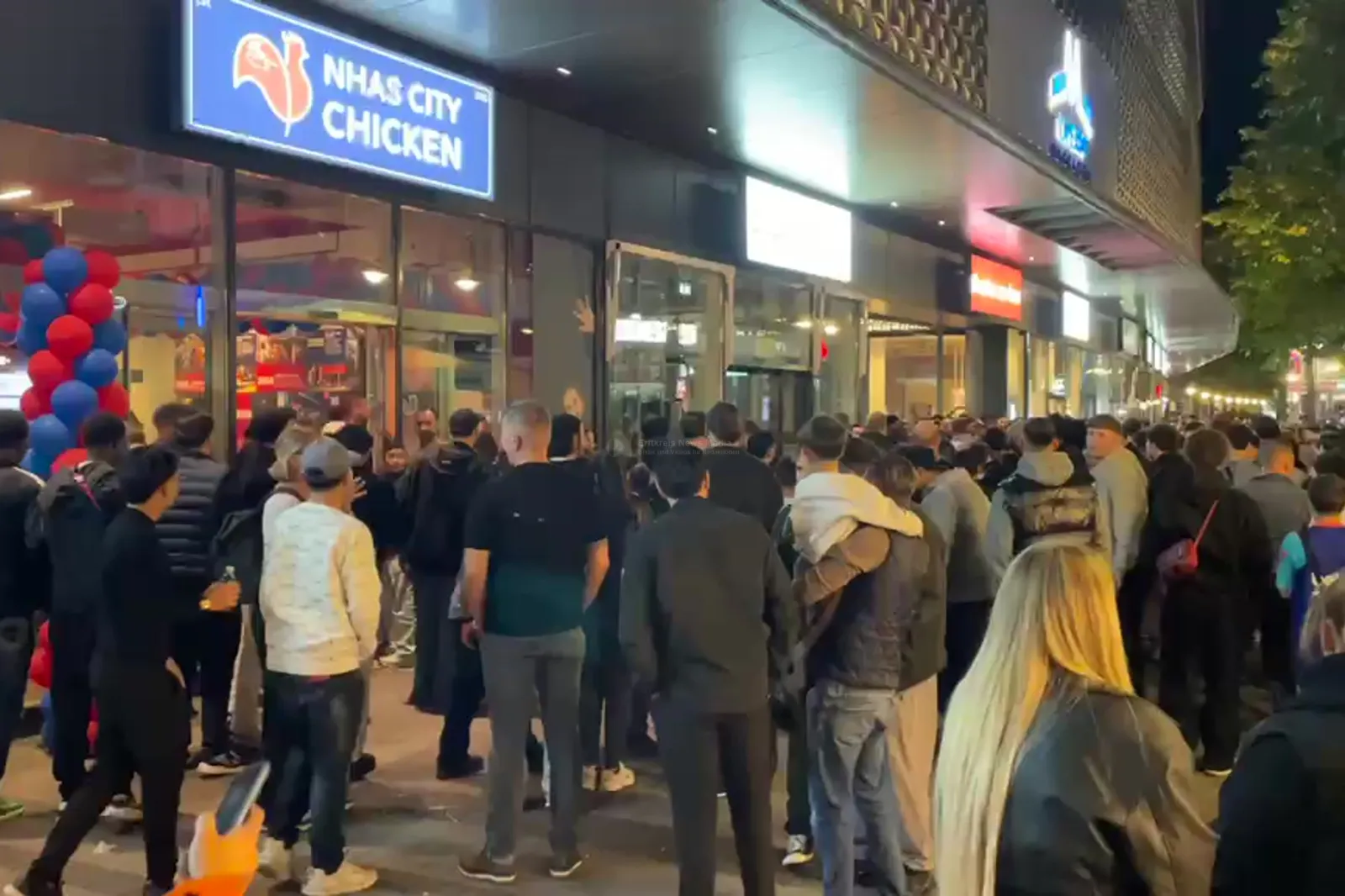 Andrang vor neuem Hähnchen-Imbiss Nhas City Chicken in Köln