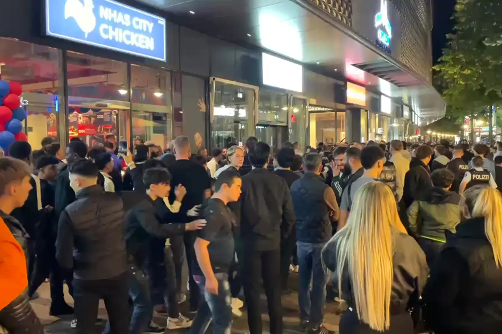 Andrang vor Hähnchen-Imbiss Nhas City Chicken in Köln