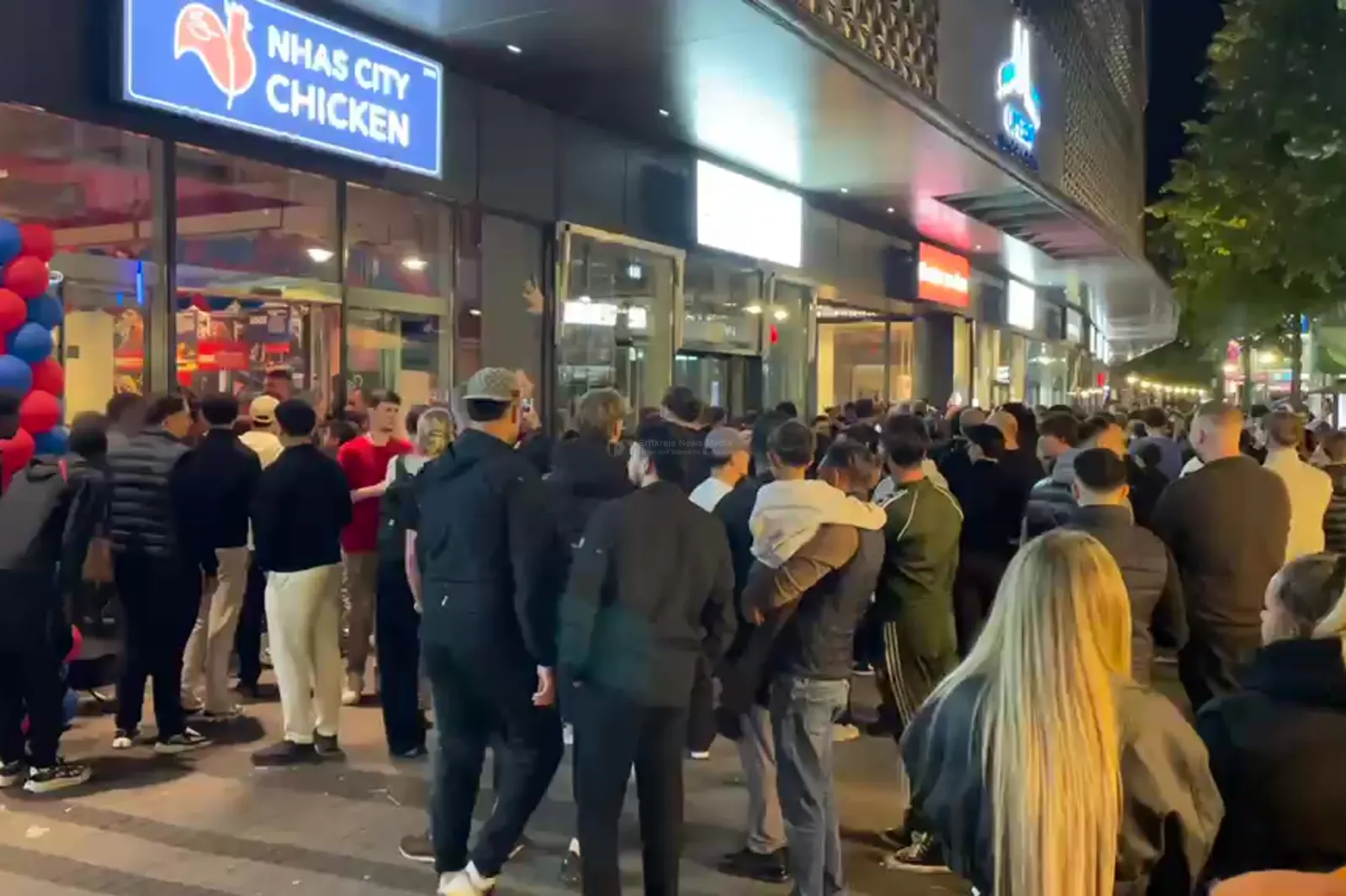 Andrang vor neuem Hähnchen-Imbiss Nhas City Chicken in Köln