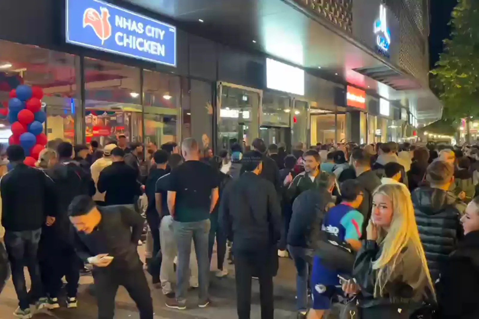 Großer Andrang vor neuem Hähnchen-Imbiss Nhas City Chicken in Köln