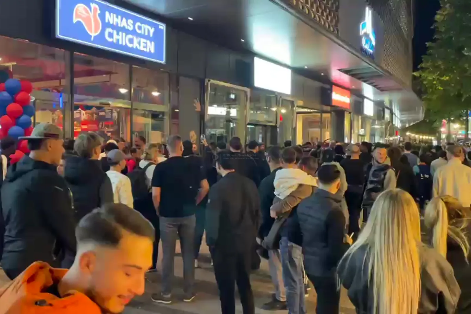 Andrang vor neuem Hähnchen-Imbiss in Köln