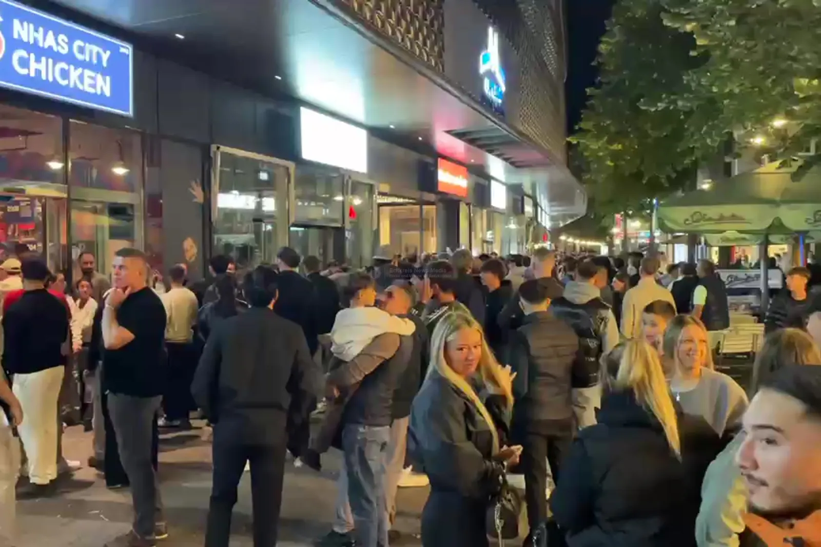 Menschenmenge vor neuem Hähnchen-Imbiss Nhas City Chicken in Köln