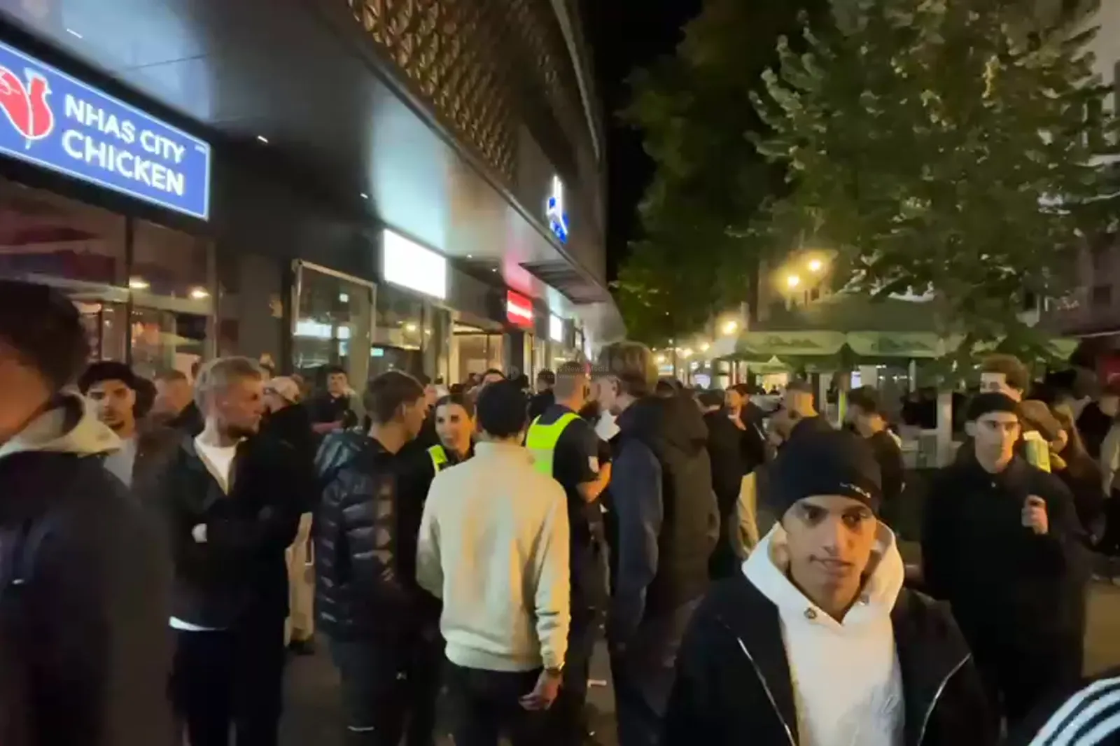 Andrang vor neuem Hähnchen-Imbiss in Köln