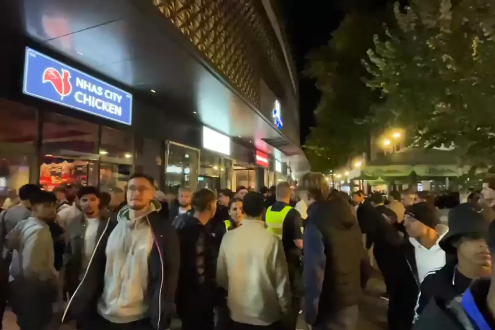 Andrang vor neuem Hähnchen-Imbiss Nhas City Chicken in Köln