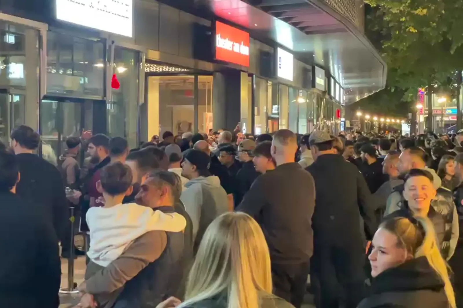 Andrang vor neuem Hähnchen-Imbiss in Kölner Innenstadt
