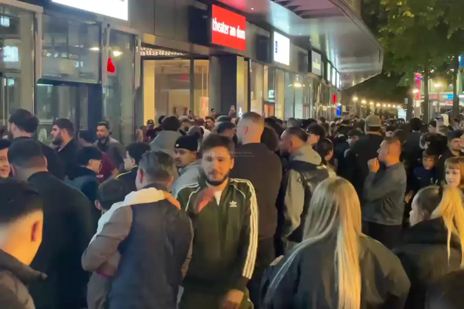 Andrang vor Hähnchen-Imbiss in Kölner Innenstadt