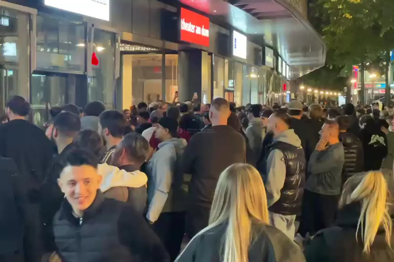 Großer Andrang vor neuem Hähnchen-Imbiss in Köln