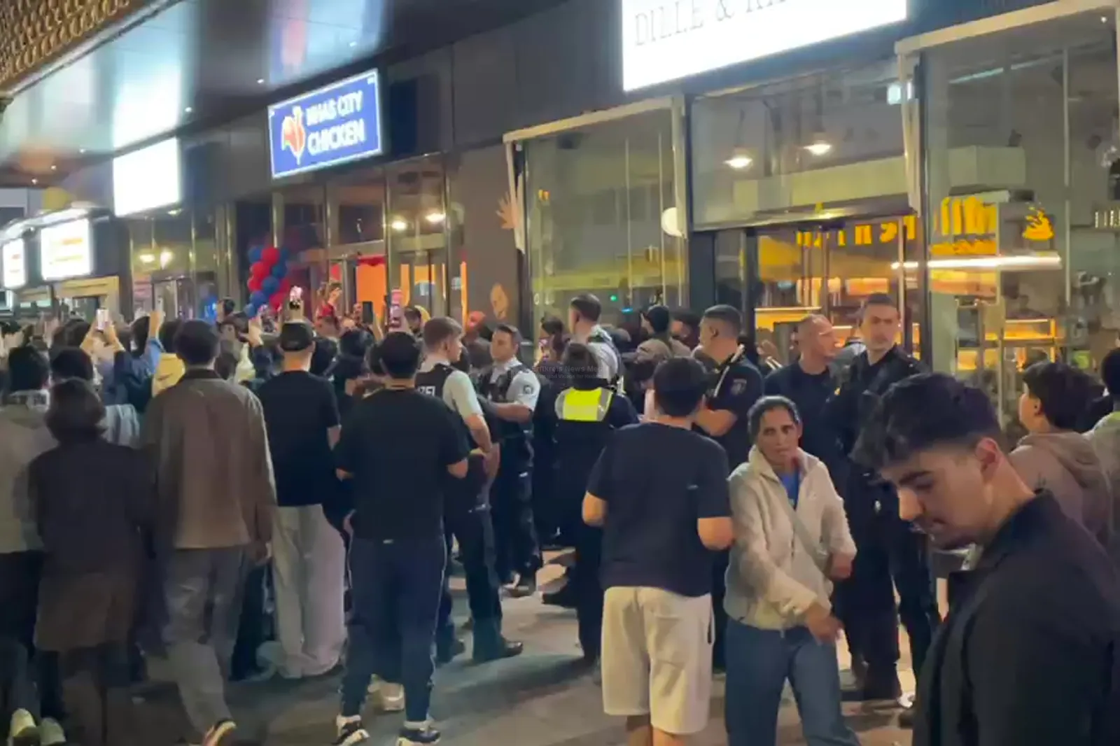 Polizei räumt Andrang vor "Nhas City Chicken" im Kölner Zentrum